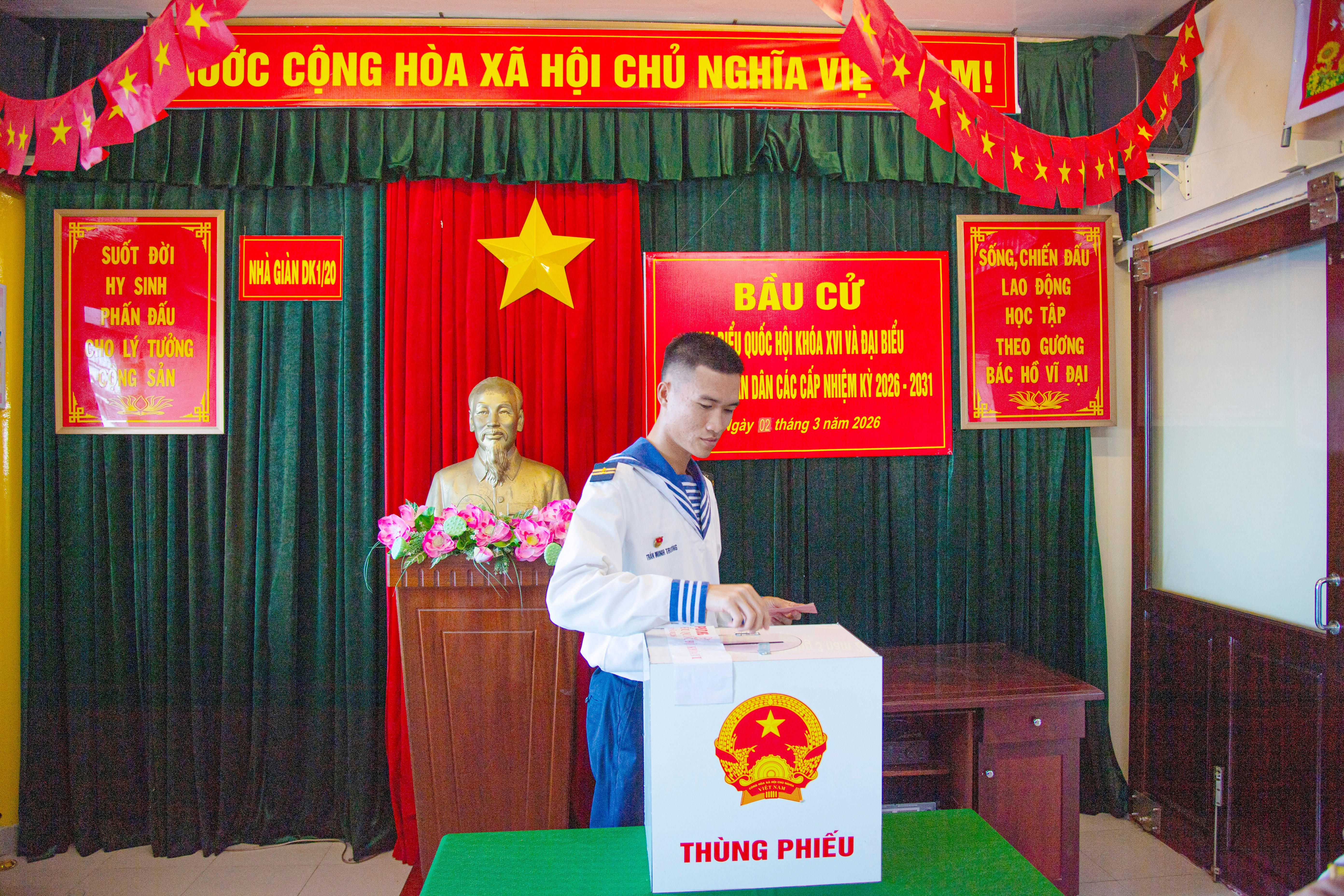 6. Trung sĩ Trần Minh Trường, cử tri trẻ trên Nhà giàn DK1.20 thực hiện bỏ phiếu