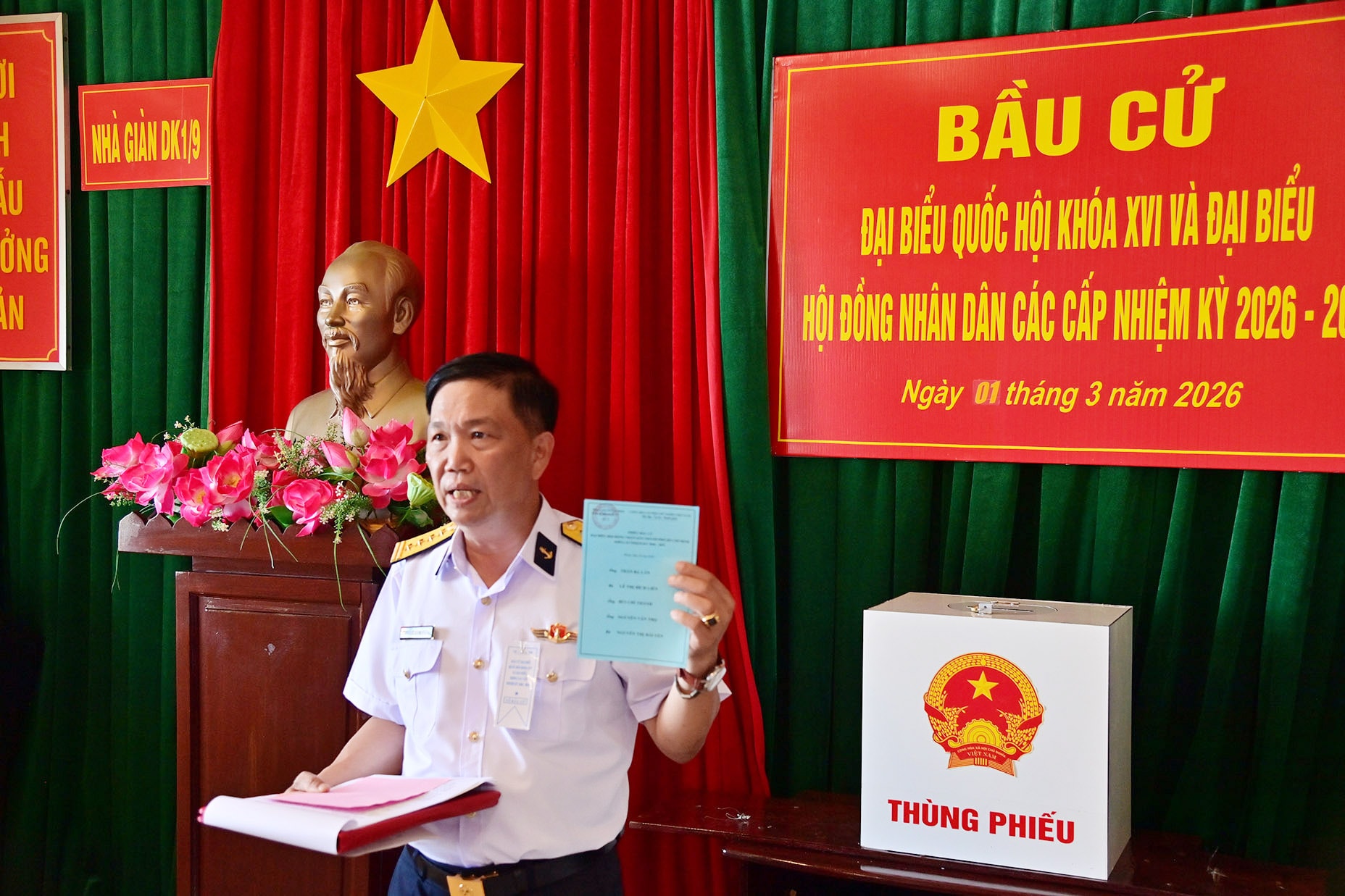 7. Đại tá Lê Hồng Quang, Tổ trưởng Tổ bầu cử hướng dẫn cho các cử tri trên Nhà giàn DK1.9