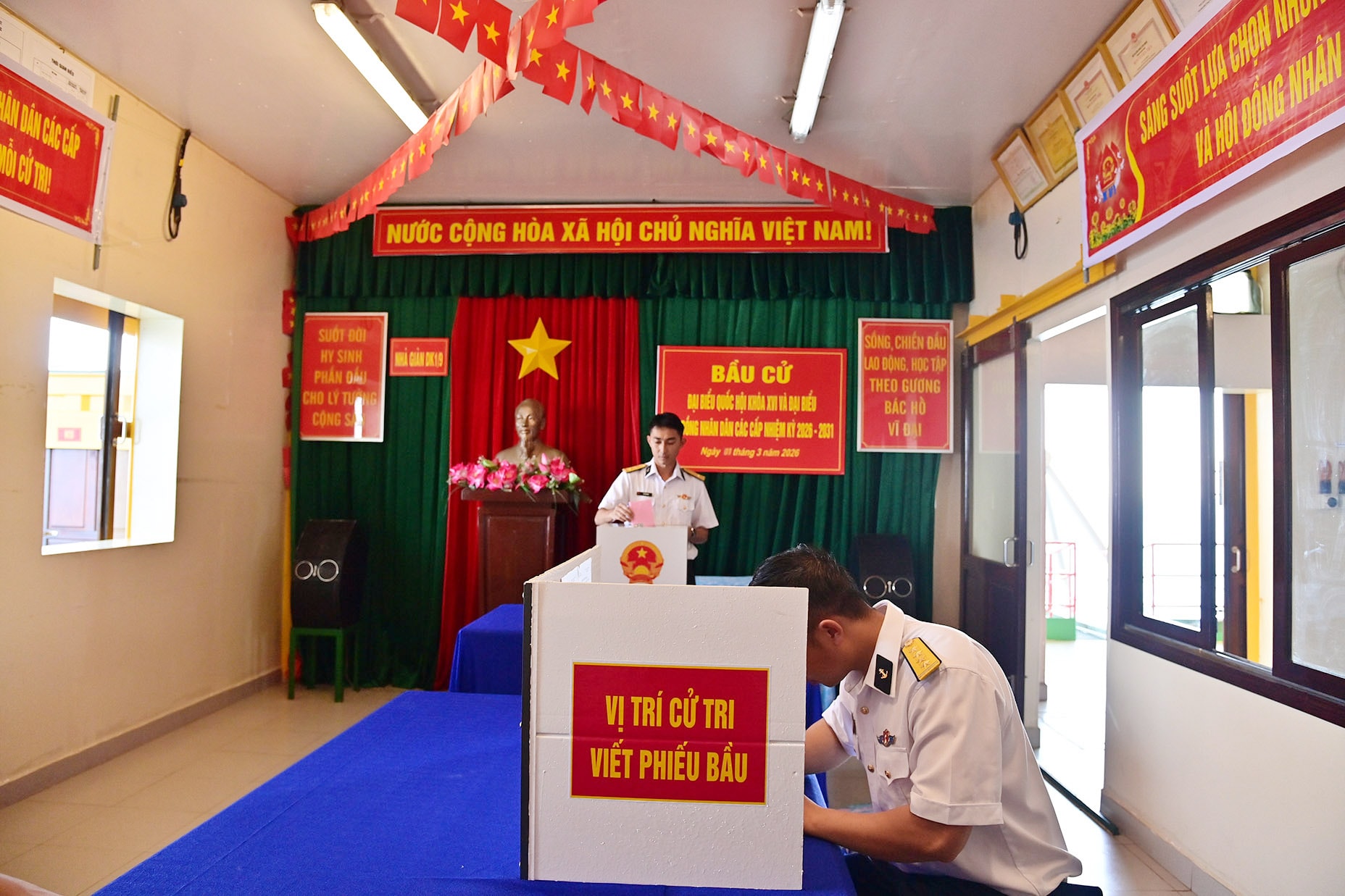8. Công tác bầu cử diễn ra nghiêm túc, chặt chẽ, đúng quy trình, quy định bầu cử