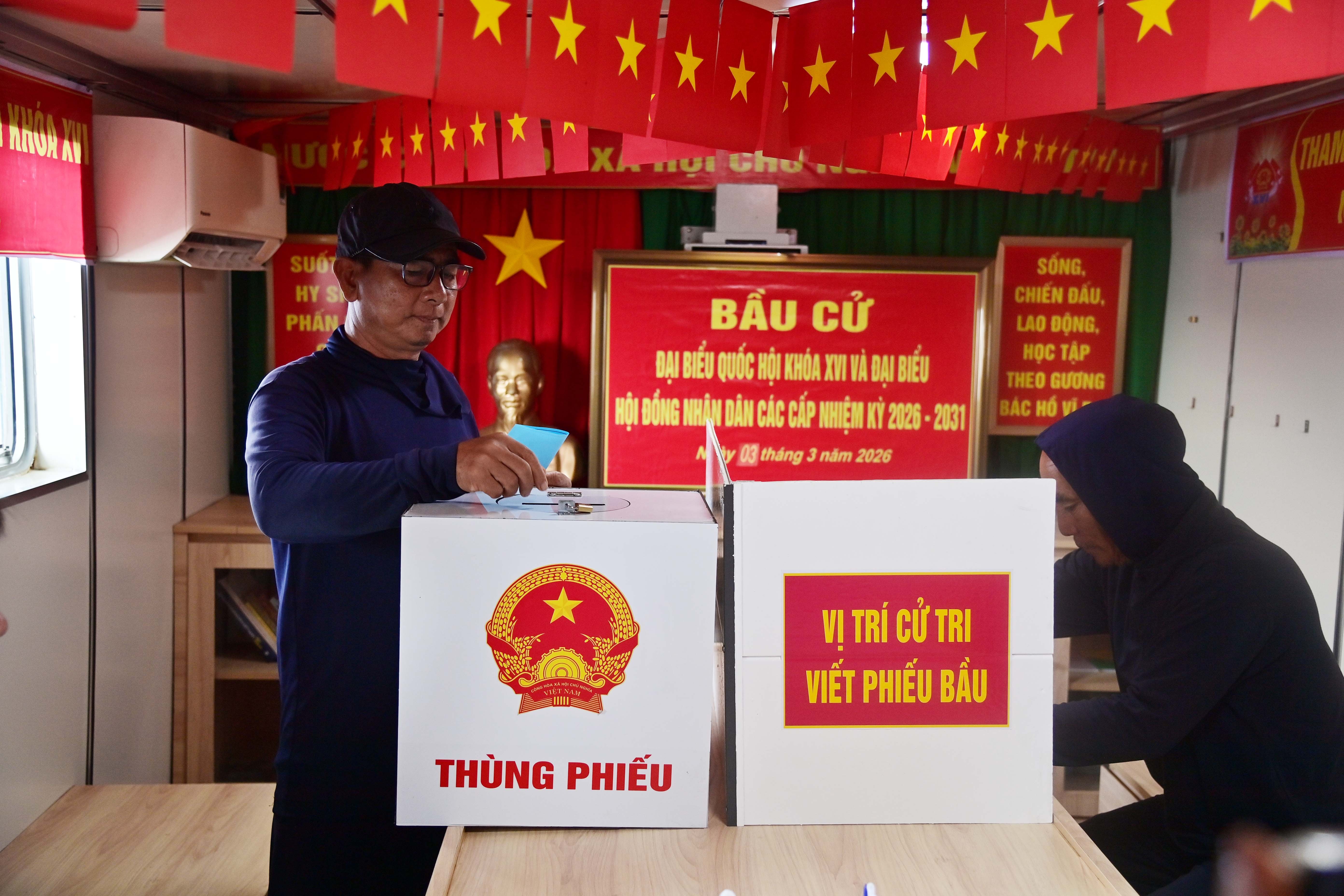 8. Cử tri trên tàu cá thực hiện bầu cử trên Tàu Trường Sa 04