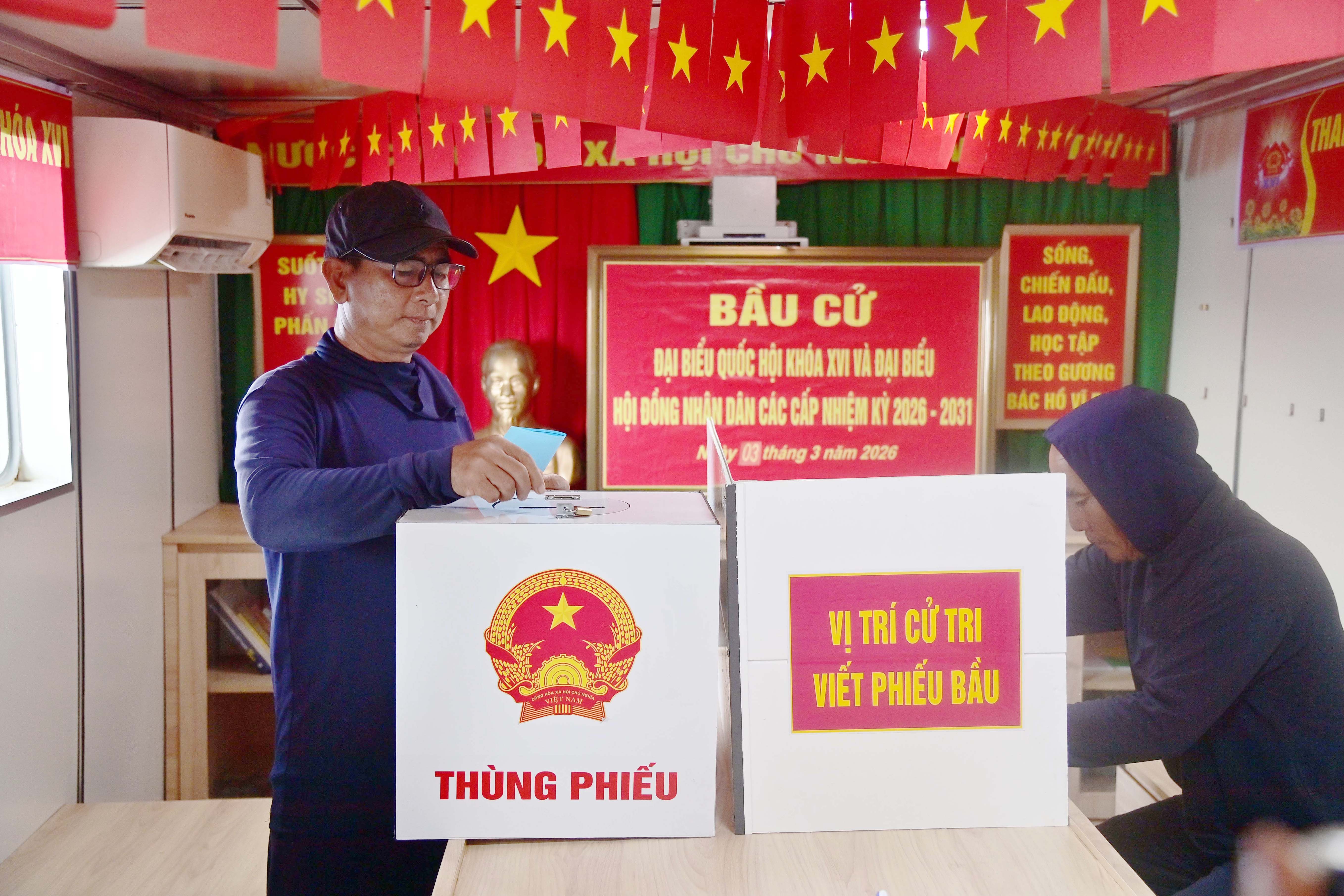 8. Cử tri trên tàu cá thực hiện bầu cử trên Tàu Trường Sa 04