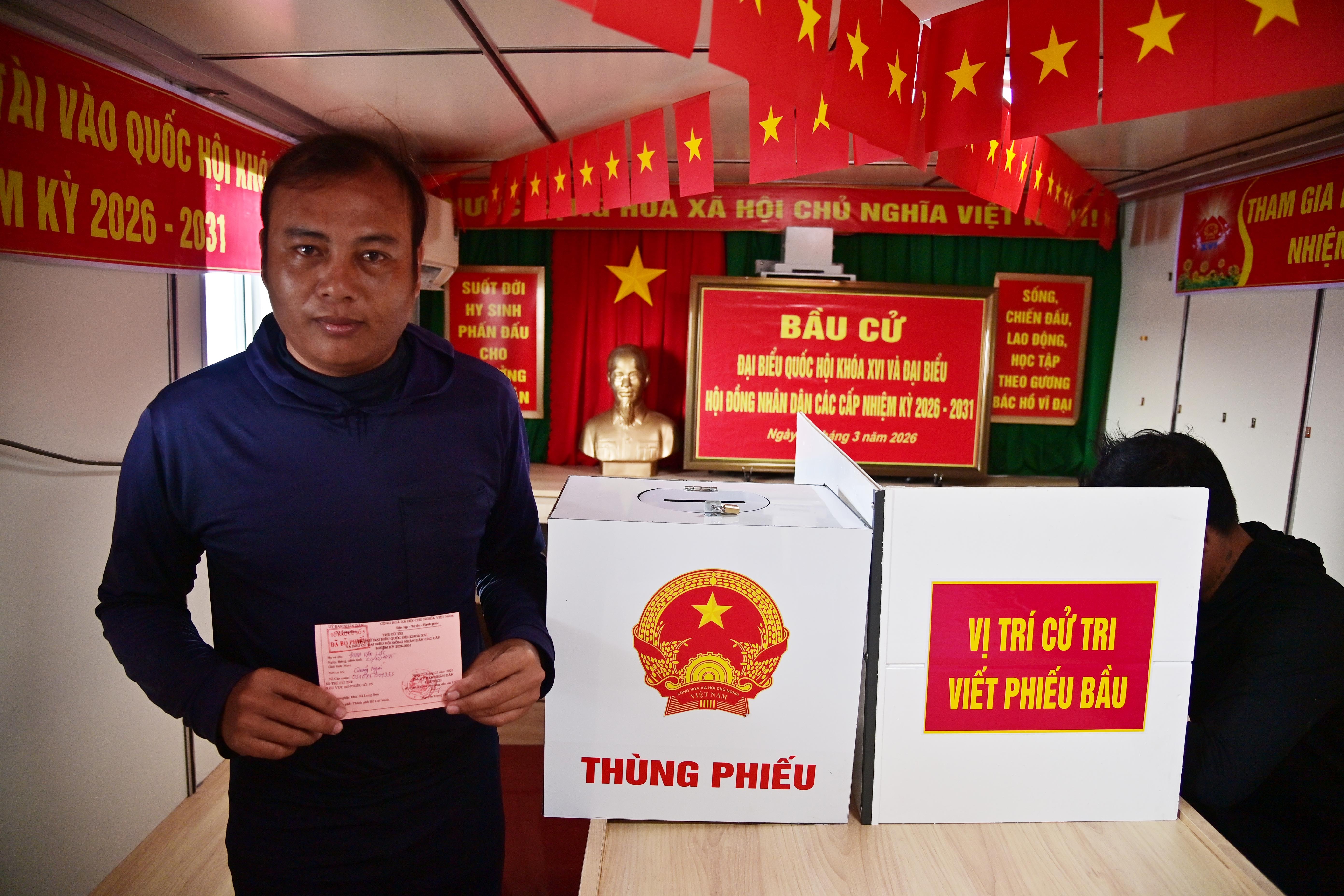 9. Cử tri Đinh Văn Lực, Thuyền trưởng tàu cá Qng96435TS hoàn thành bầu cử