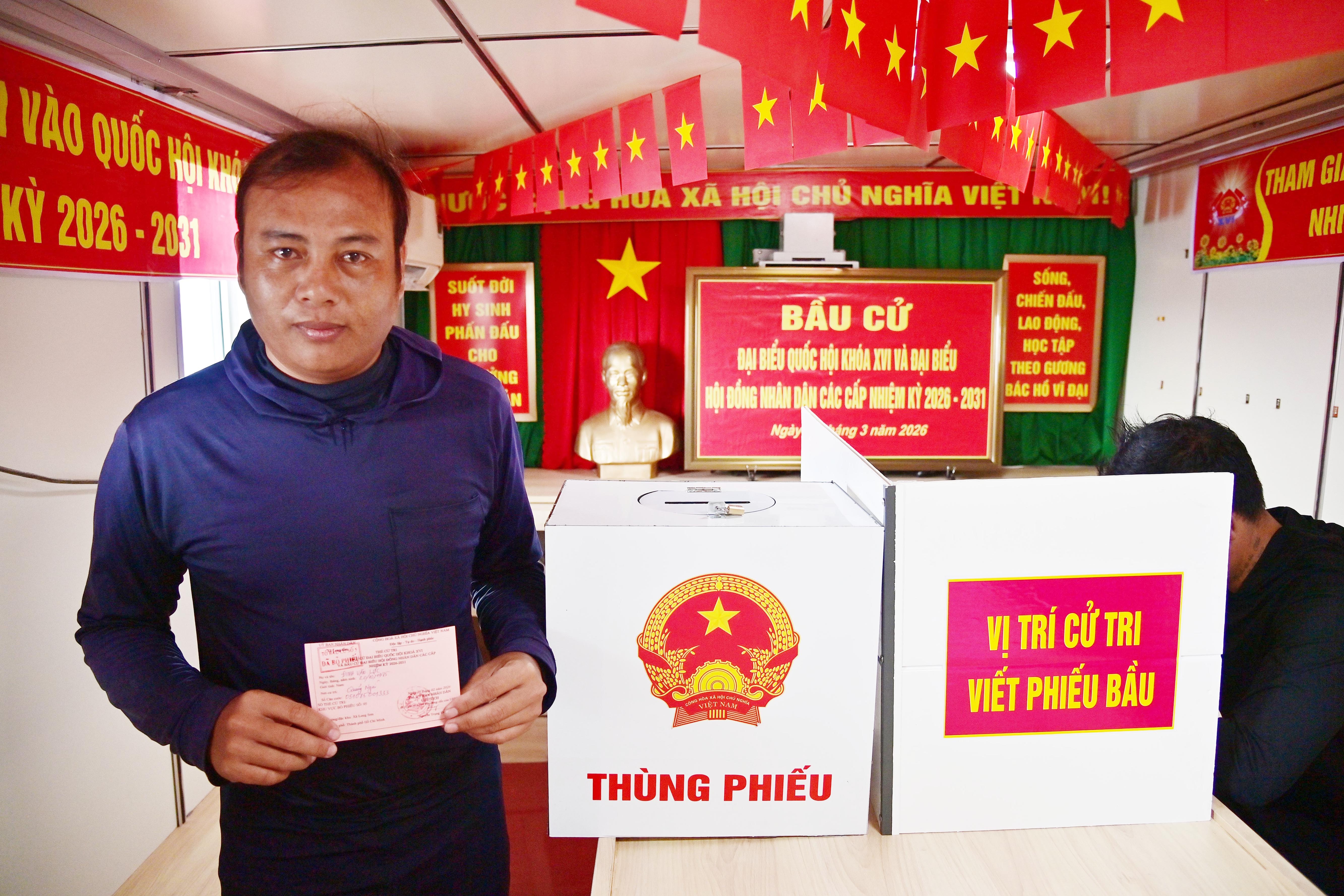9. Cử tri Đinh Văn Lực, Thuyền trưởng tàu cá Qng96435TS hoàn thành bầu cử