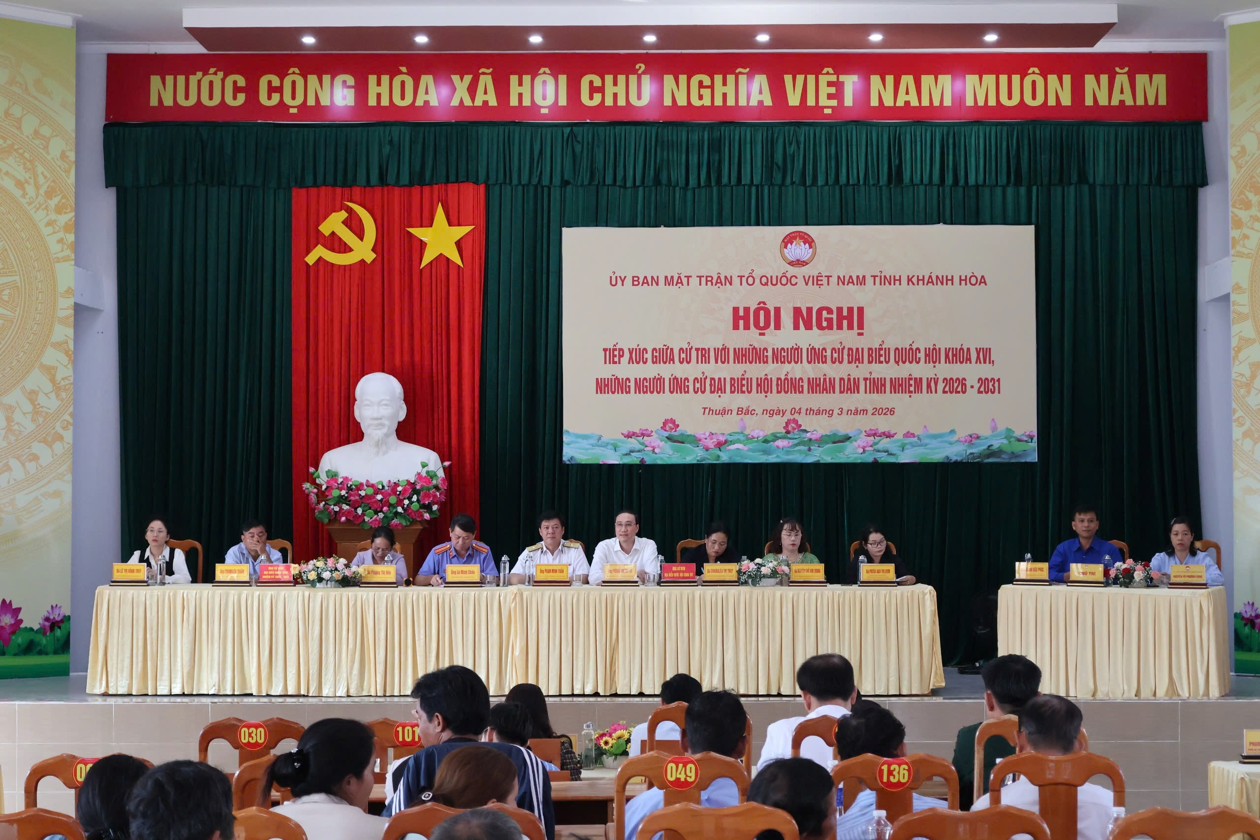 Những người ứng cử ĐBQH khóa XVI tham dự Hội nghị tiếp xúc cử tri tại đơn vị bầu cử số 3