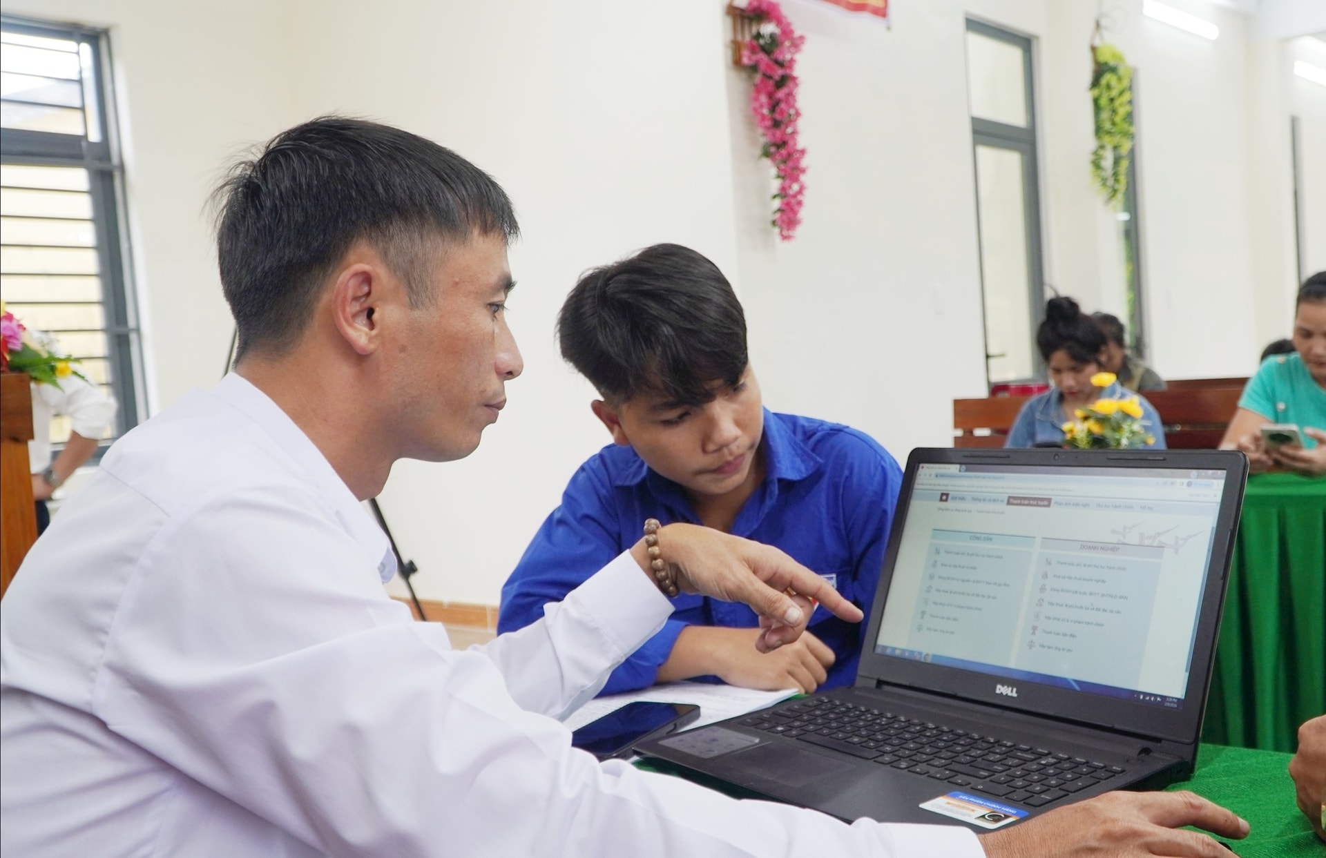 Các tổ công nghệ số cộng đồng là lực lượng chủ công phổ cập chuyển đổi số đến người dân. Ảnh PHAN VINH