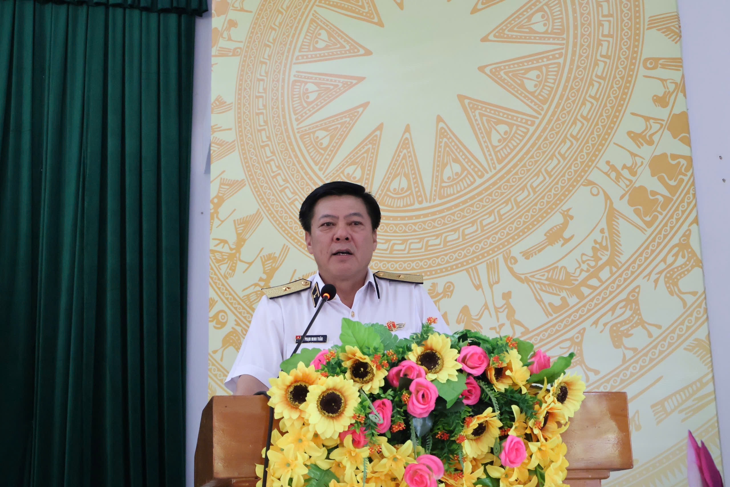 Chuẩn Đô đốc, Phó Tư lệnh Quân chủng Hải quân Phạm Minh Tuấn trình bày chương trình hành động