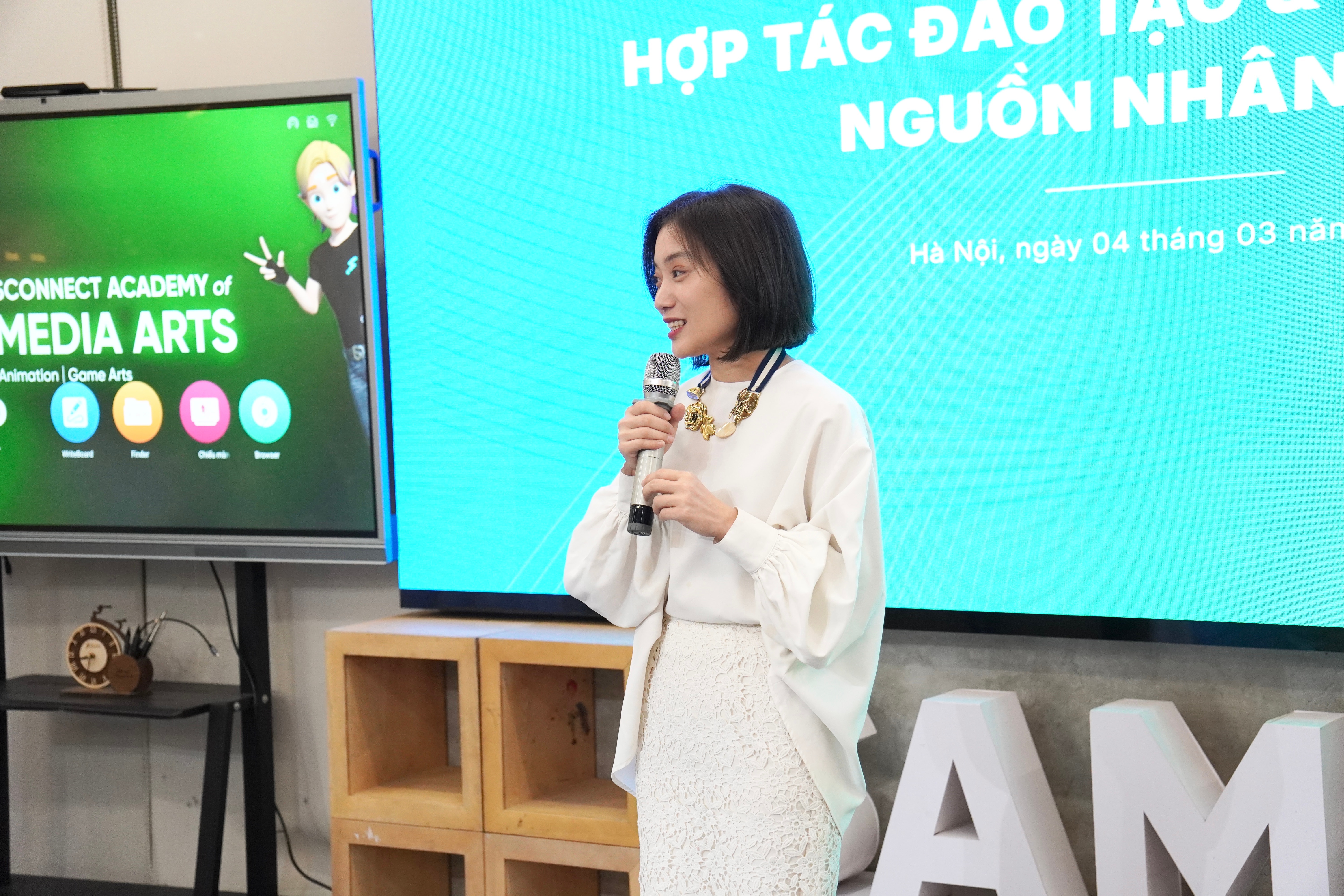 Bà Trần Diệu Thúy, Giám đốc điều hành Học viện Kstudy phát biểu tại buổi lễ ký kết.