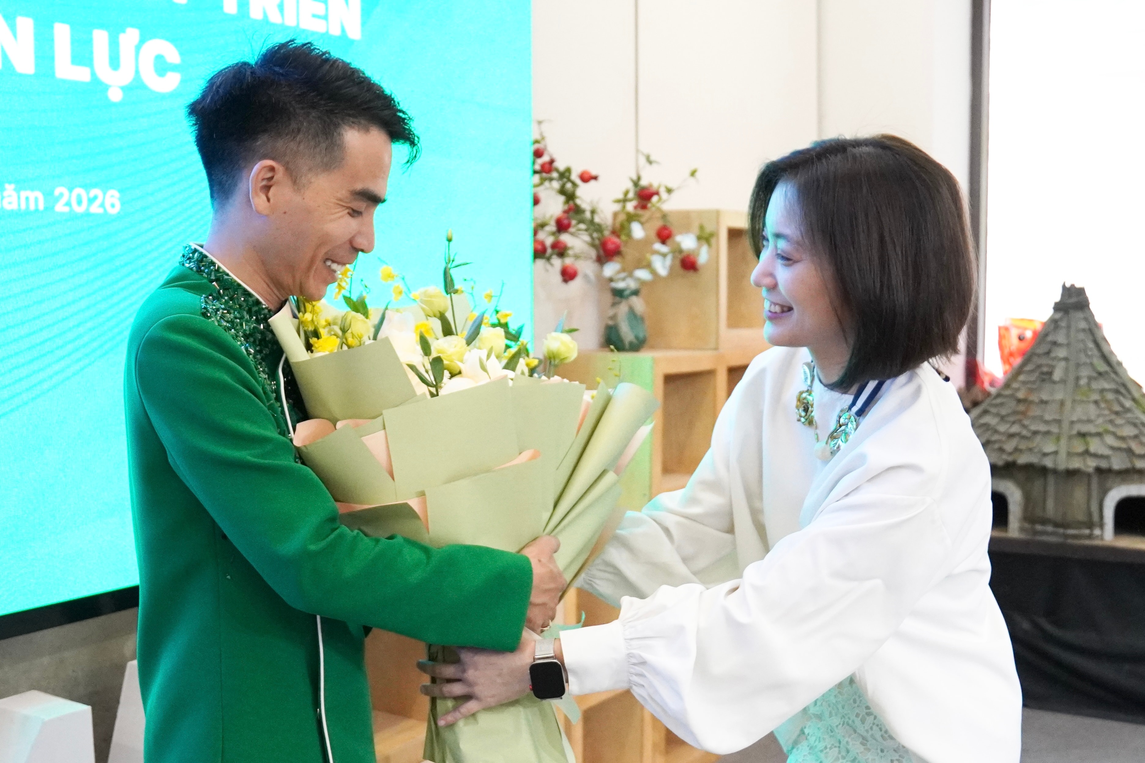 Những món quà lưu niệm được trao đi không chỉ mang ý nghĩa hình thức, mà còn là lời khẳng định cho sự trân trọng, tin tưởng và cam kết đồng hành lâu dài giữa các đơn vị.