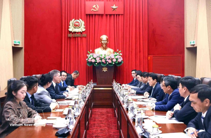 Minister of Public Security General Luong Tam Quang hosts a reception for Kerry Person, Vice President of Data Centre Planning at Amazon Web Services (AWS) - part of Amazon in Hanoi on March 4 (Photo: VNA)
