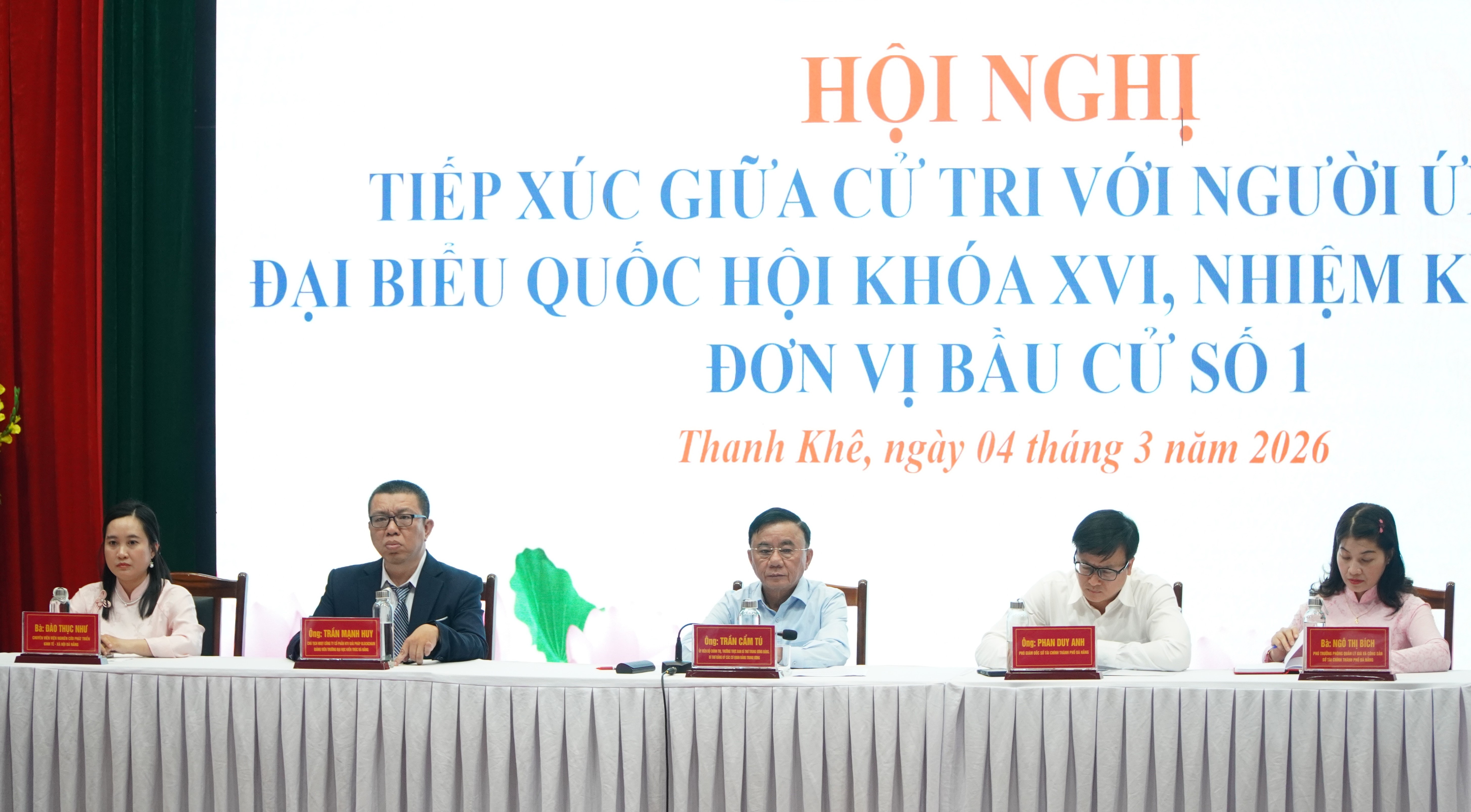 Các ứng cử viên tại Đơn vị bầu cử số 1 TP. Đà Nẵng tham dự Hội tiếp xúc cử tri,.