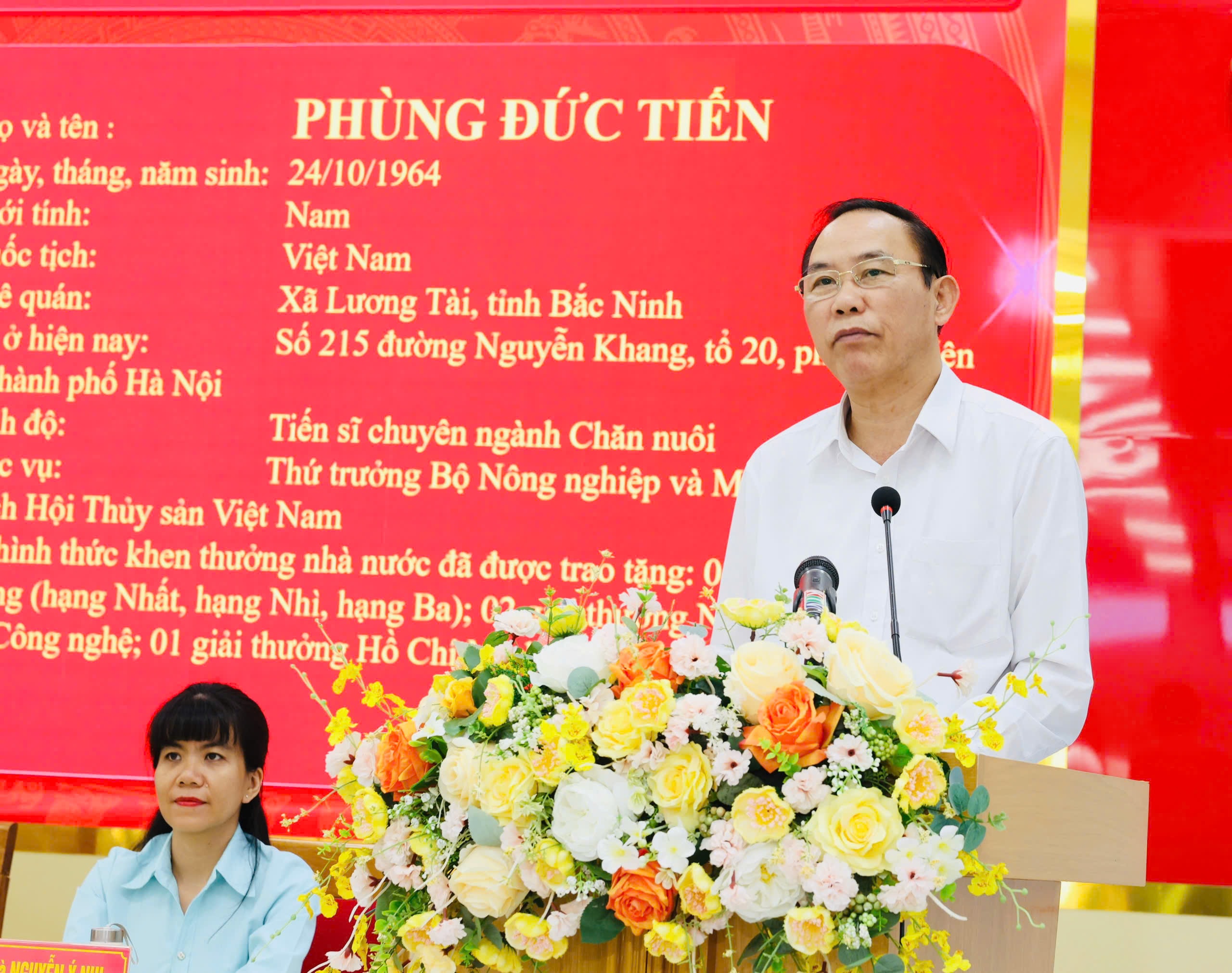 Thứ trưởng Bộ Nông nghiệp và Môi trường, Phó Chủ tịch Hội Thủy sản Việt Nam Phùng Đức Tiến trình bày chương trình hành động tại hội nghị
