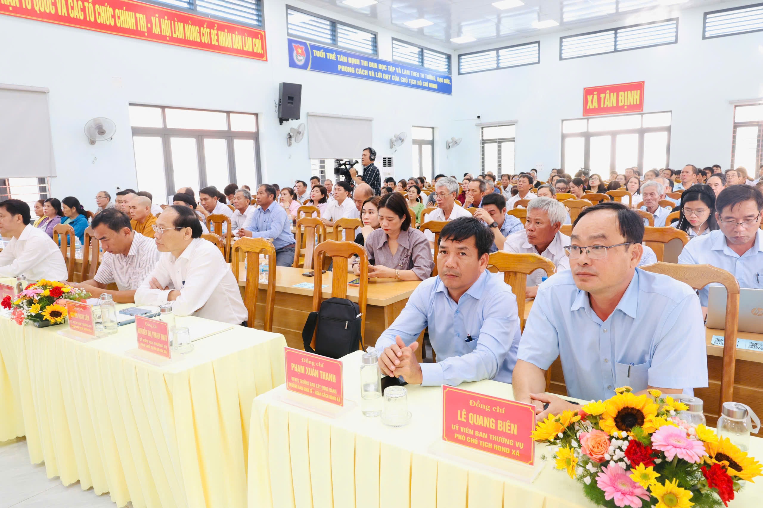 Cử tri xã Tân Định dự hội nghị tiếp xúc cử tri.