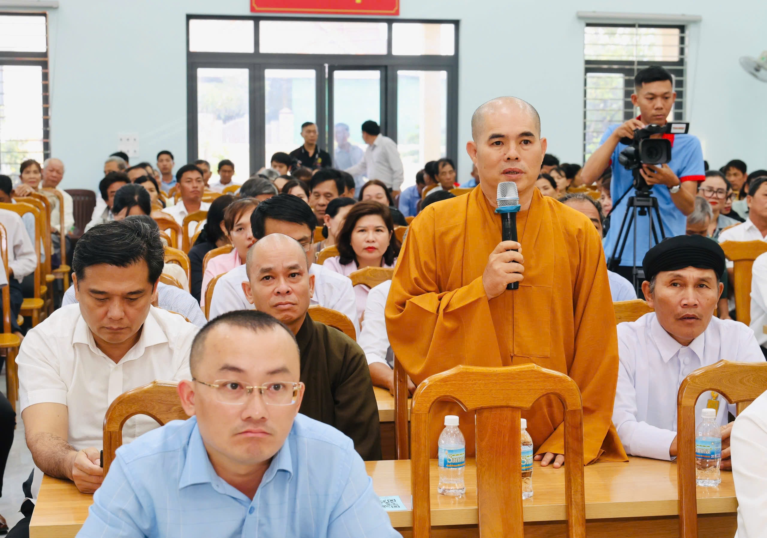 Cử tri xã Tân Định phát biểu ý kiến.