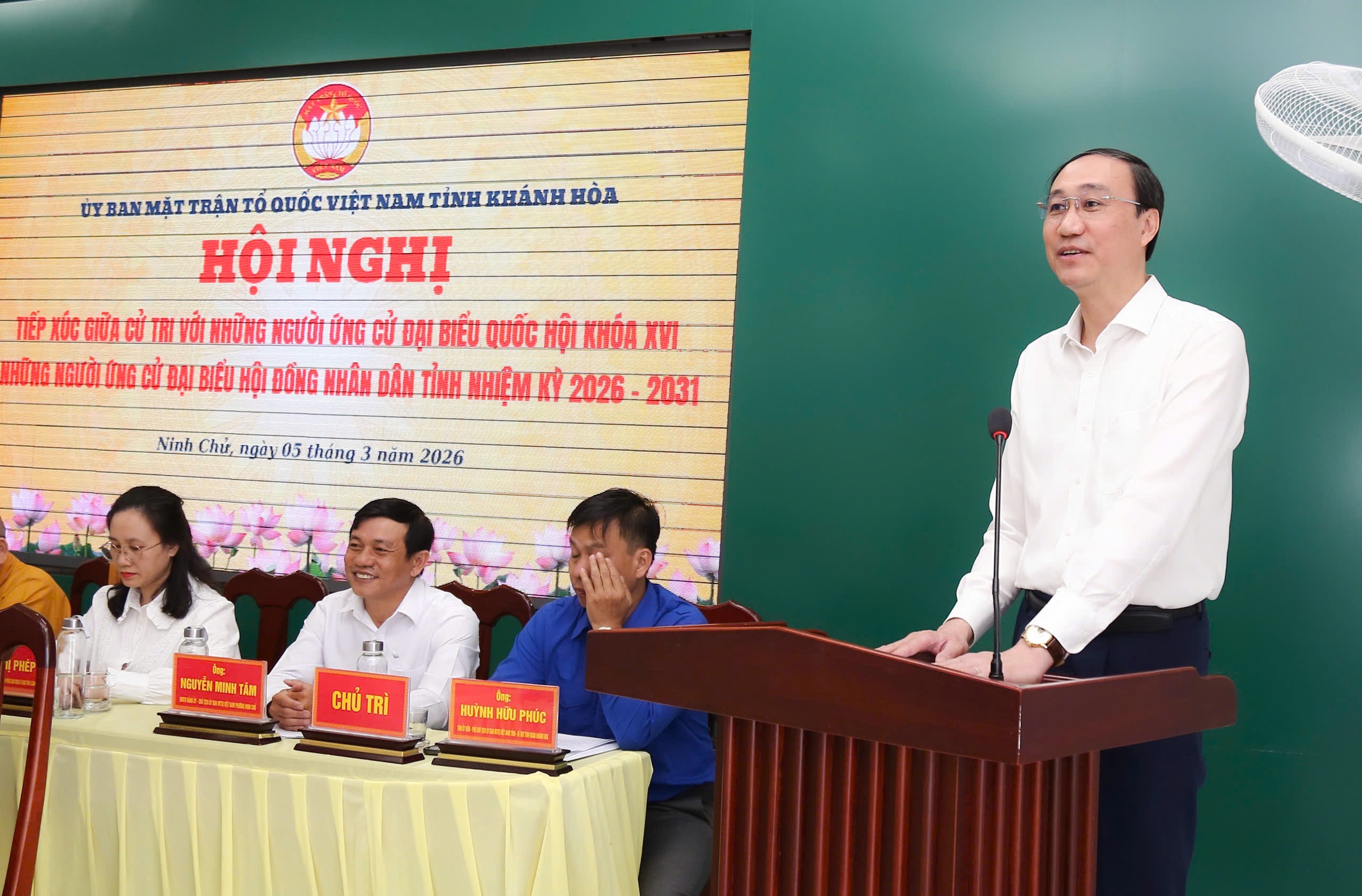 Phó Bí thư chuyên trách Đảng ủy Quốc hội Phùng Khánh Tài trình bày chương trình hành động