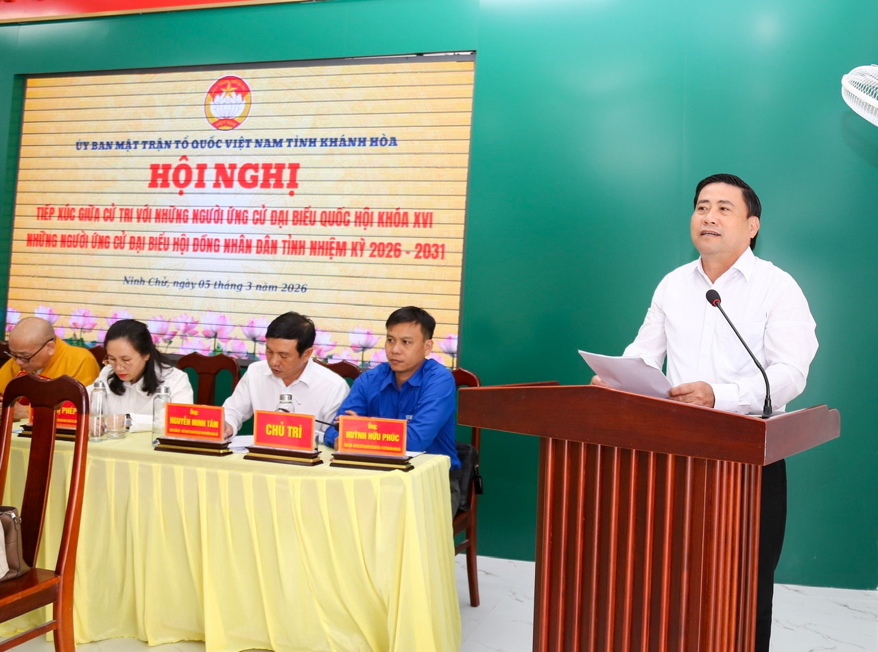 Phó Bí thư Tỉnh ủy, Chủ tịch HĐND tỉnh Lâm Đông trả lời các ý kiến của cử tri tại hội nghị