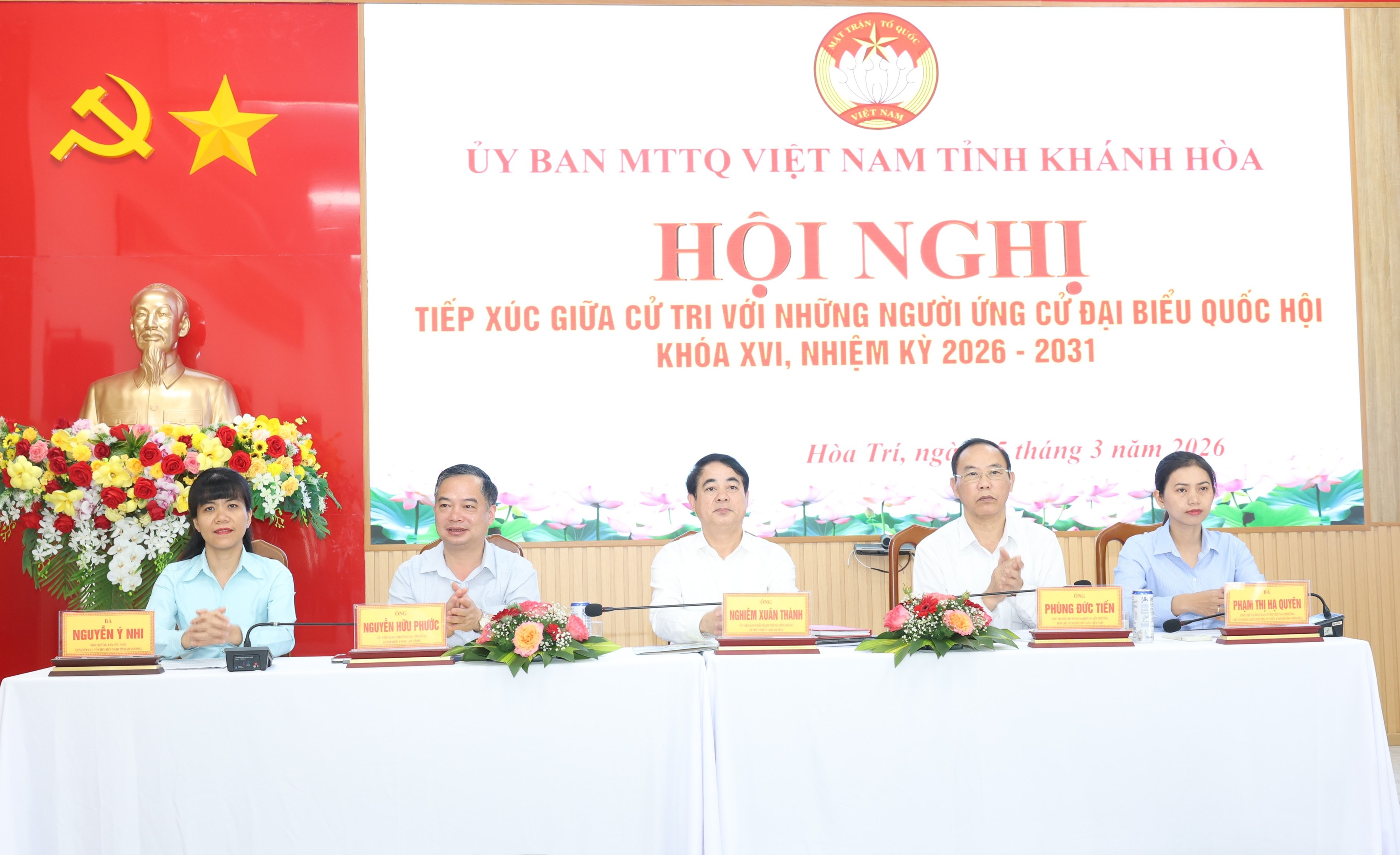 Những người ứng cử ĐBQH Khóa XVI tham dự hội nghị tiếp xúc cử tri tại đơn vị bầu cử số 1