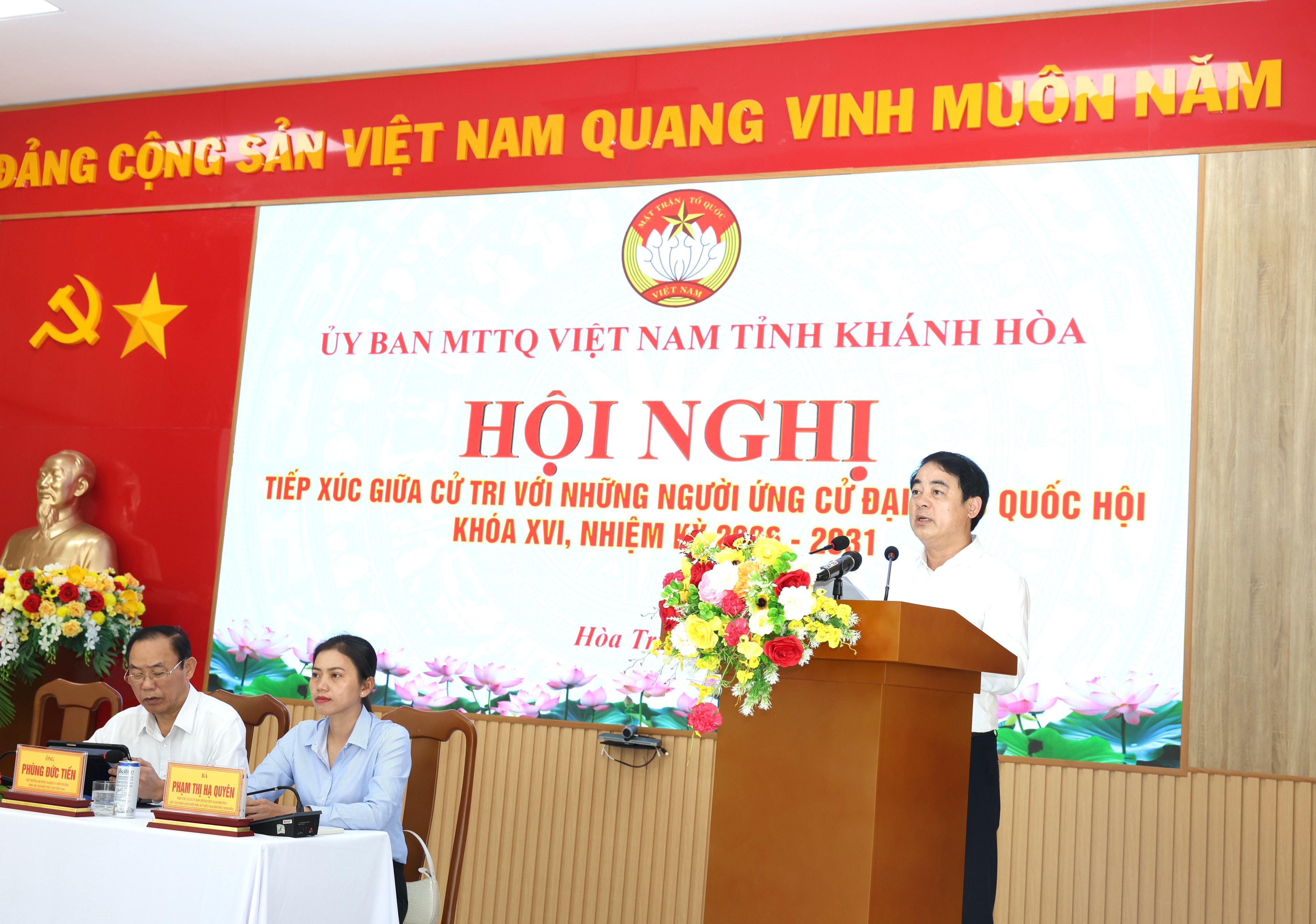 Bí thư Tỉnh ủy Nghiêm Xuân Thành trình bày chương trình hành động tại hội nghị
