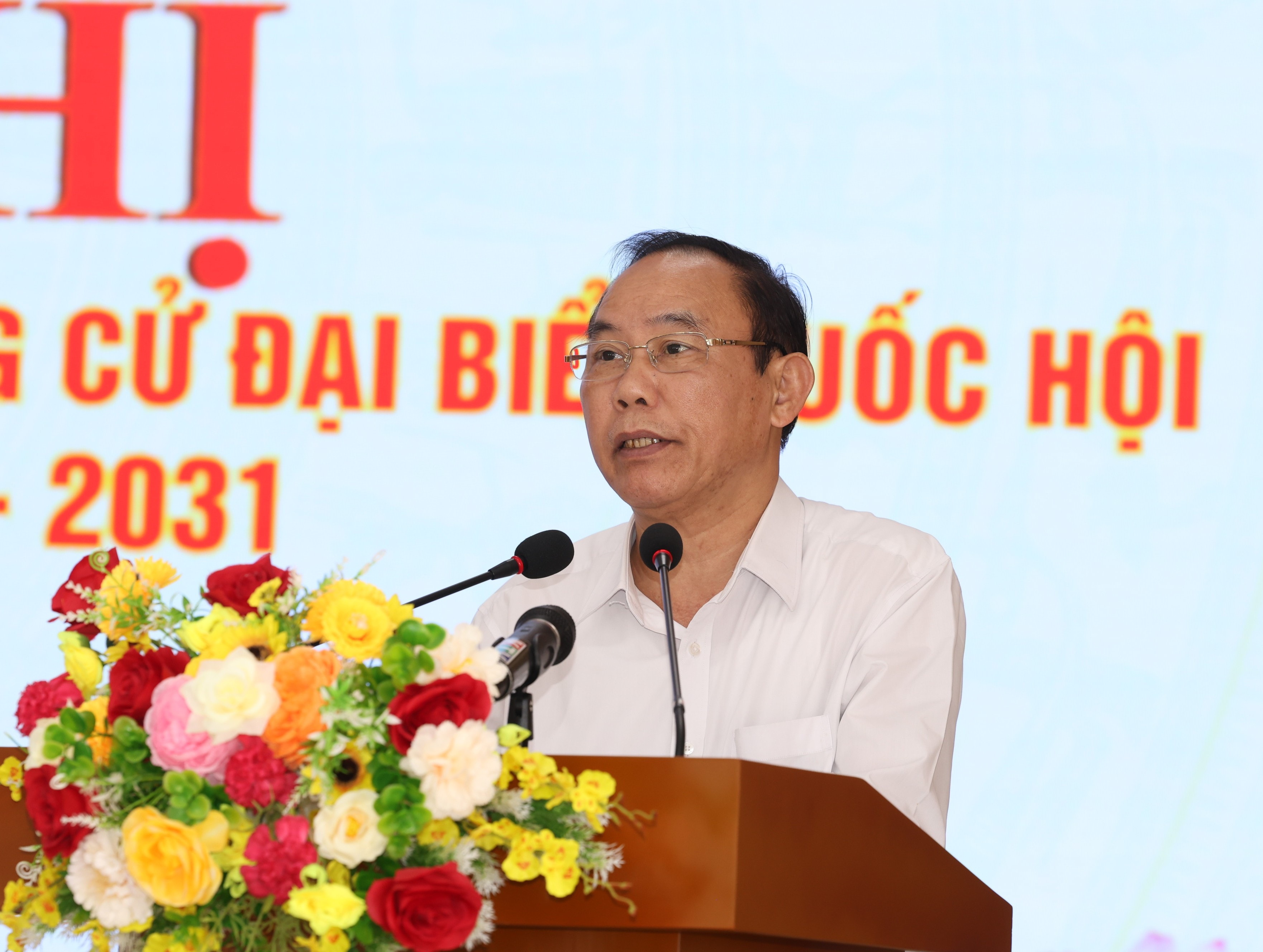 Thứ trưởng Bộ Nông nghiệp và Môi trường, Phó Chủ tịch Hội Thủy sản Việt Nam Phùng Đức Tiến trình bày chương trình hành động tại hội nghị