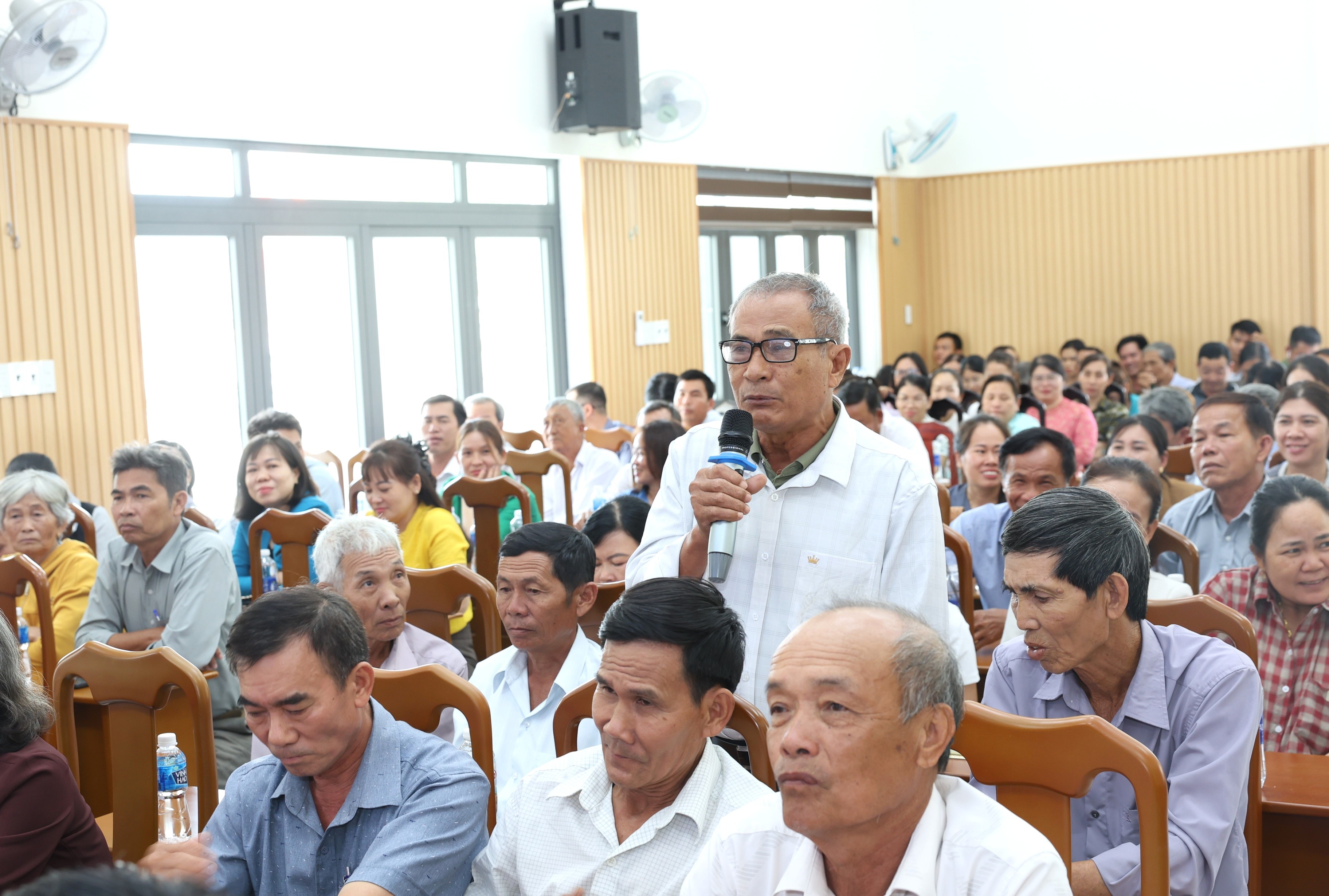 Cử tri xã Hoà Trí phát biểu ý kiến tại hội nghị