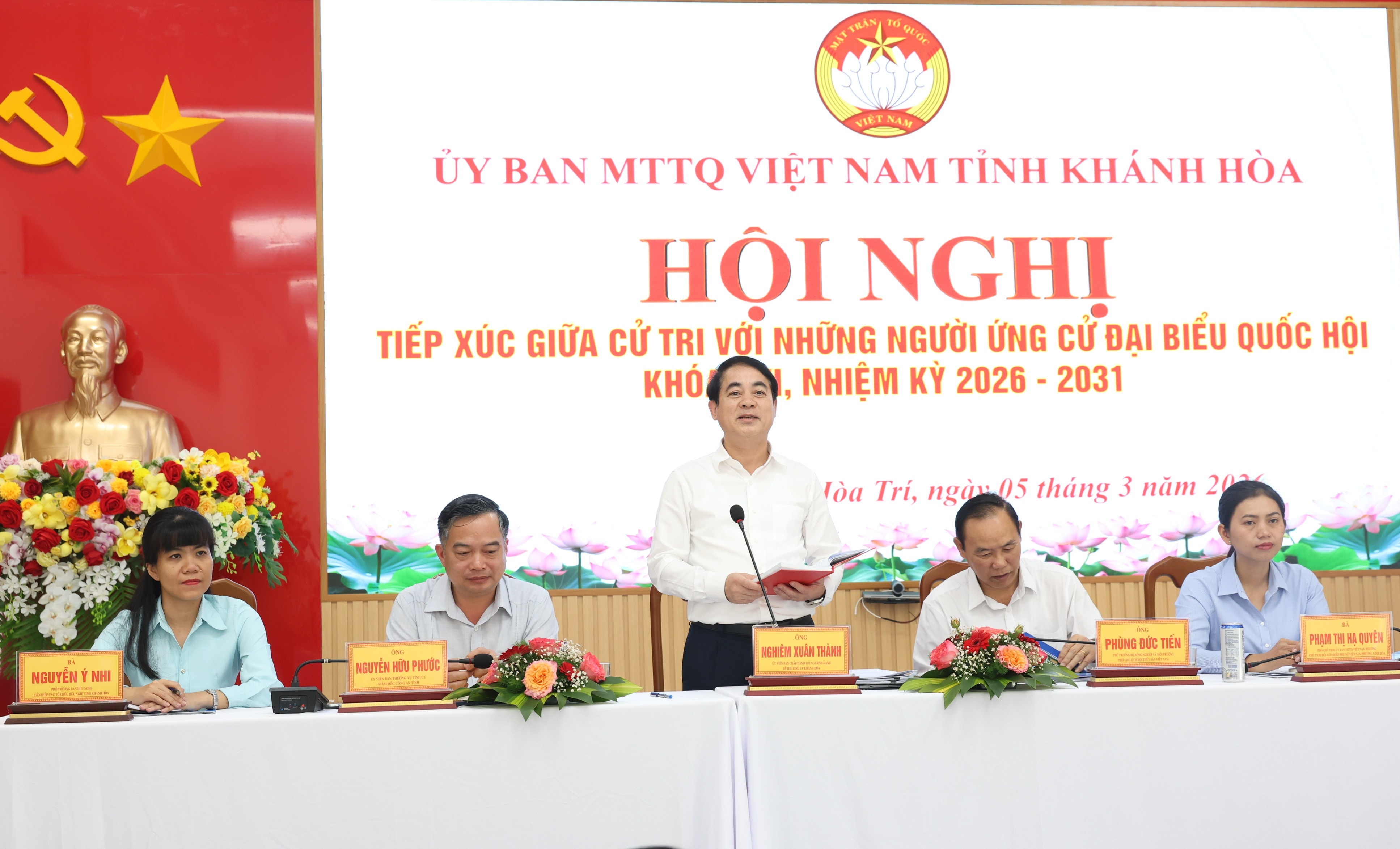 Thay mặt những người ứng cử, Bí thư Tỉnh ủy Khánh Hòa Nghiêm Xuân Thành trả lời các ý kiến của cử tri tại hội nghị