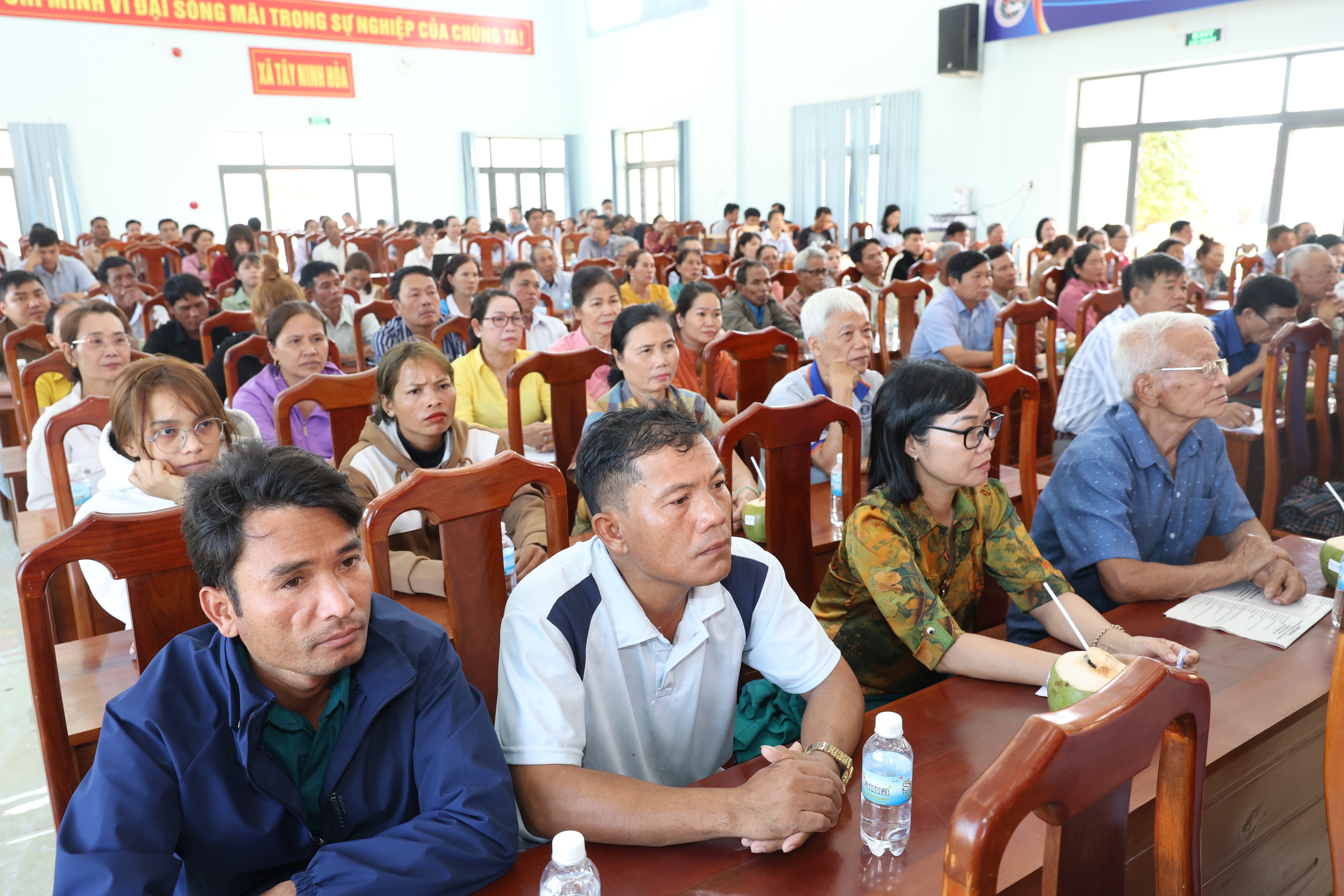 Väljare i Tay Ninh Hoa kommun deltar i ett möte med väljare.