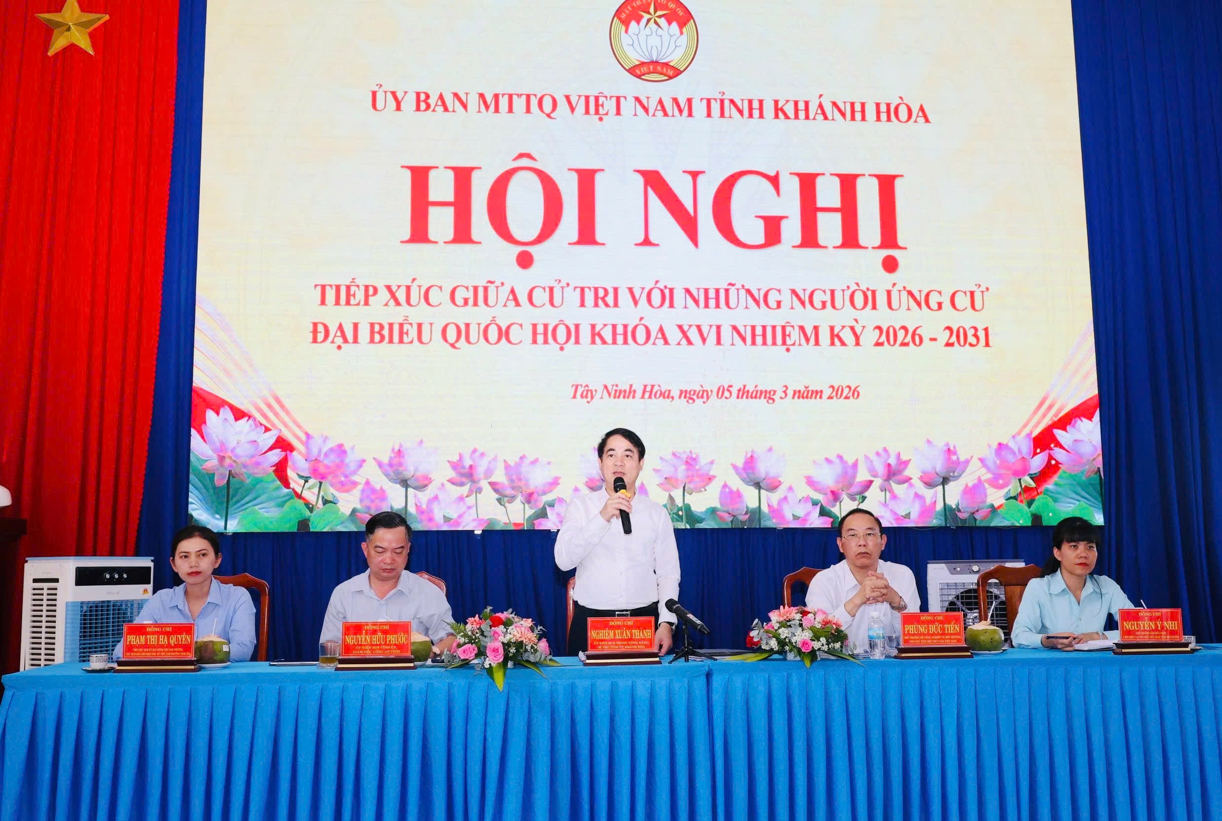 Provinspartiets sekreterare Nghiêm Xuân Thành svarar på väljarnas framställningar.