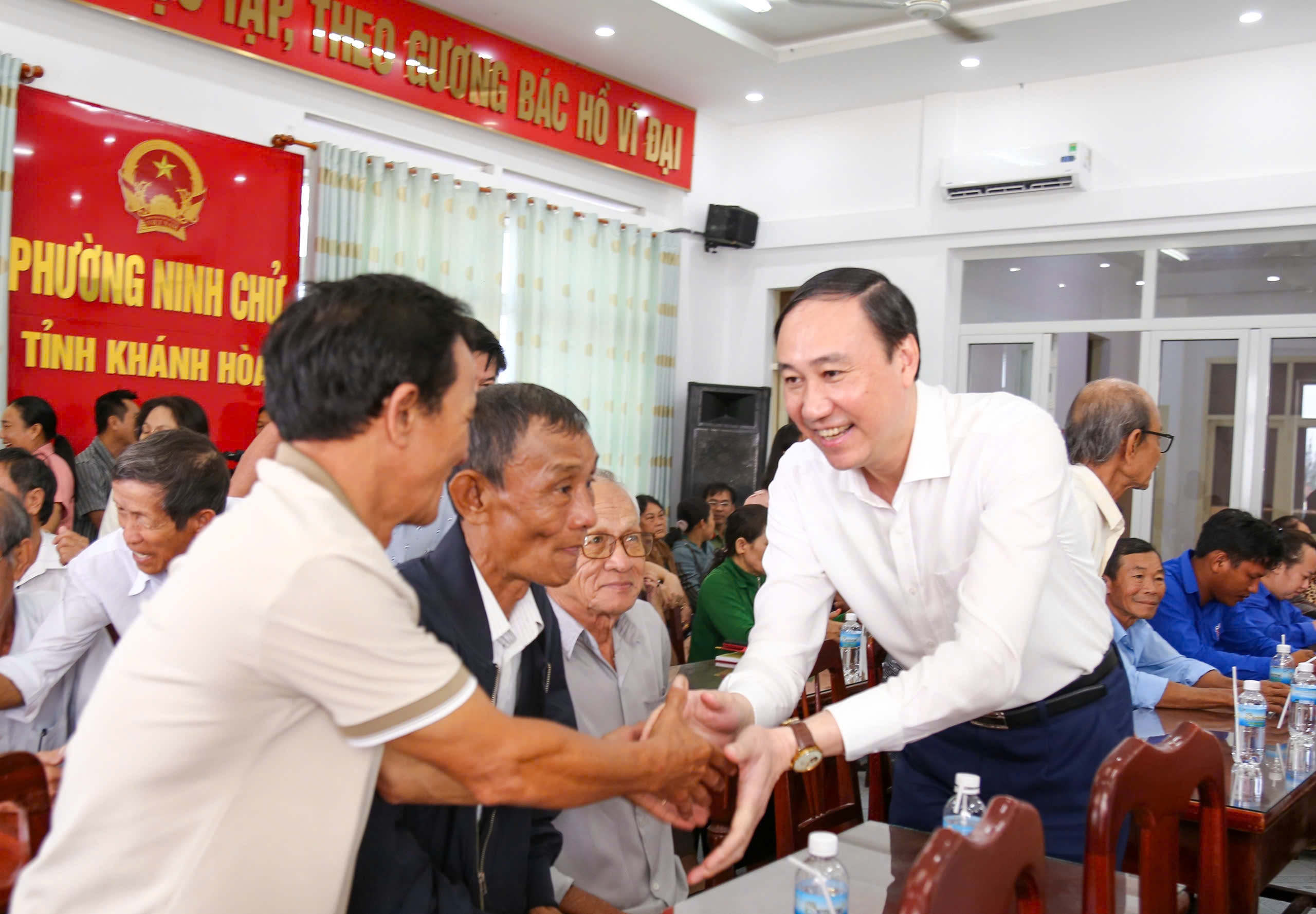 Người ứng cử đại biểu Quốc hội Phùng Khánh Tài tiếp xúc nói chuyện với cử tri tại địa phương