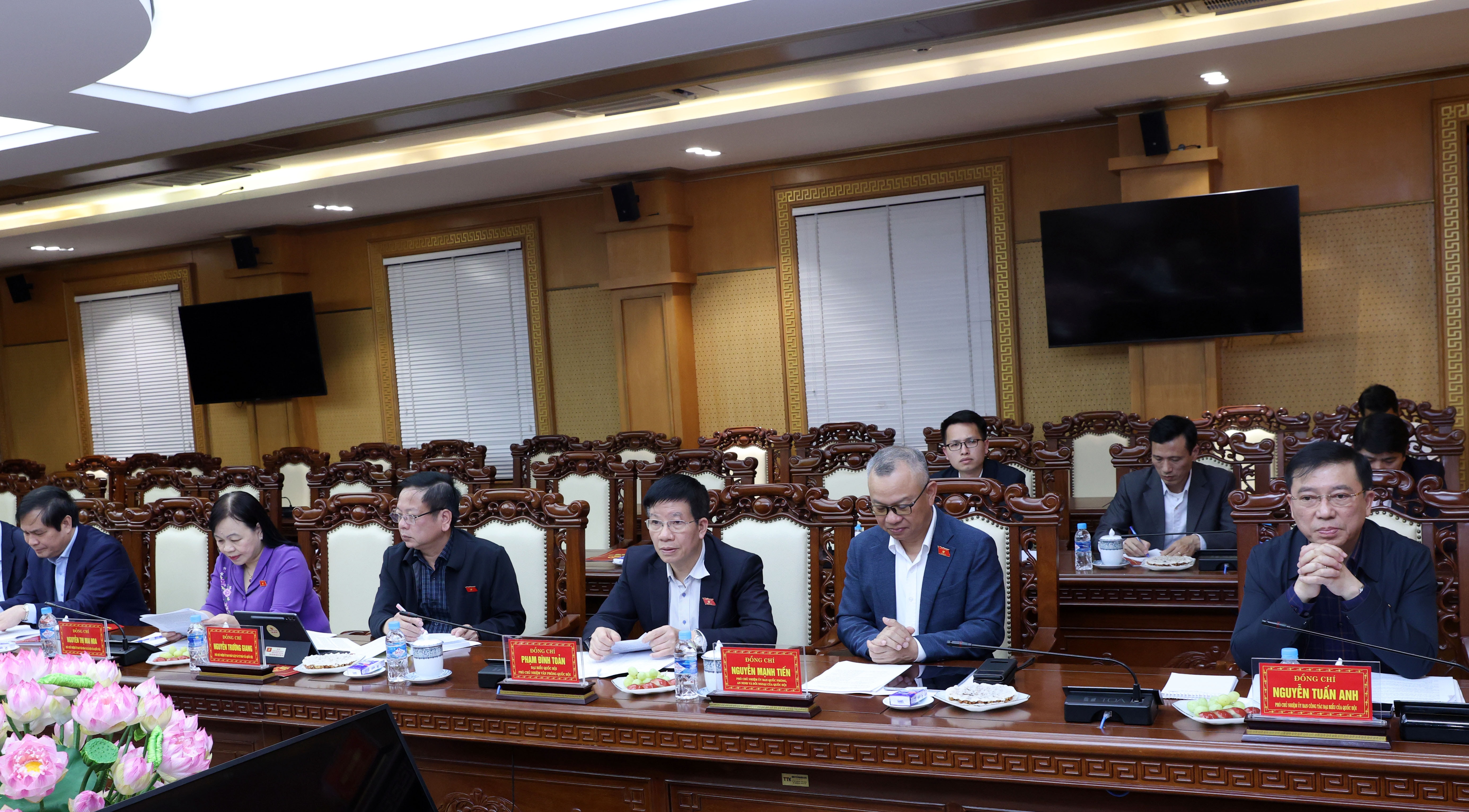 Các đại biểu tham dự cuộc làm việc