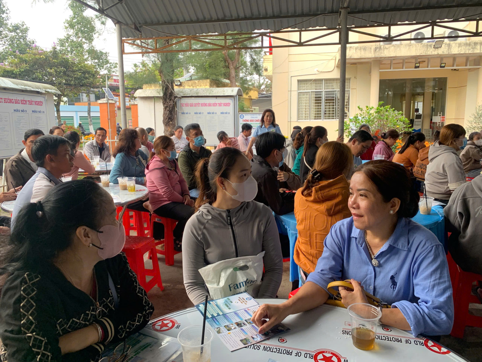 Hoạt động tại Phiên giao dịch việc làm kết hợp chương trình “Cà phê việc làm”. Ảnh VLVL