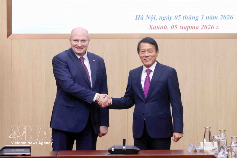 Vietnamese Minister of Public Security General Luong Tam Quang (R) meets with Russian Minister of Emergency Situations Aleksandr Kurenkov on March 5. (Photo: VNA)