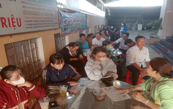 Người lao động được tư vấn học nghề tại Phiên Giao dịch việc làm kết hợp chương trình “Cà phê việc làm” tại Trung tâm Dịch vụ việc làm Vĩnh Long
