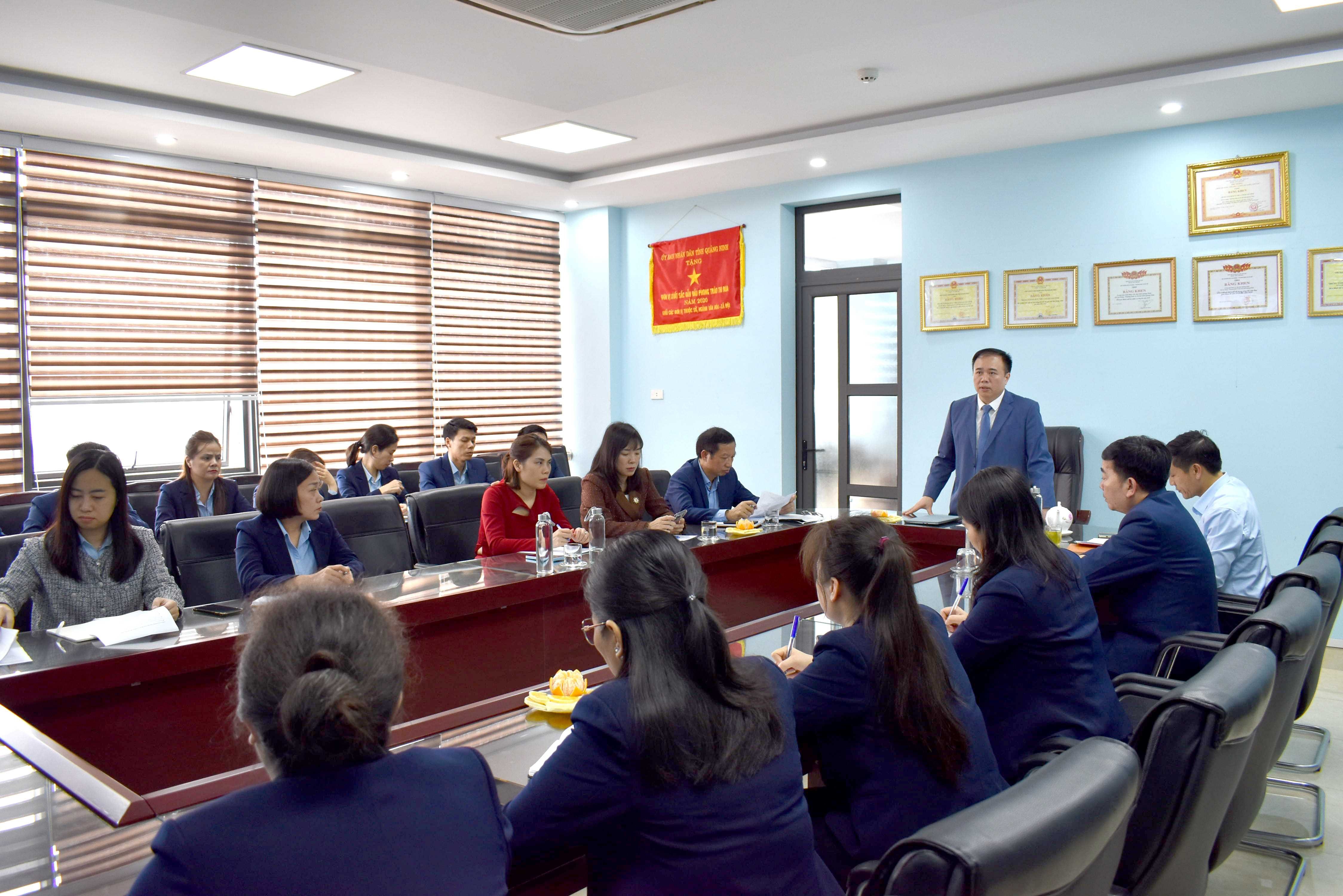 Phó Bí thư Đảng uỷ, Phó Giám đốc Sở Nội vụ tỉnh Quảng Ninh Bùi Tuấn Anh phát biểu tại buổi làm việc. Ảnh NVQN