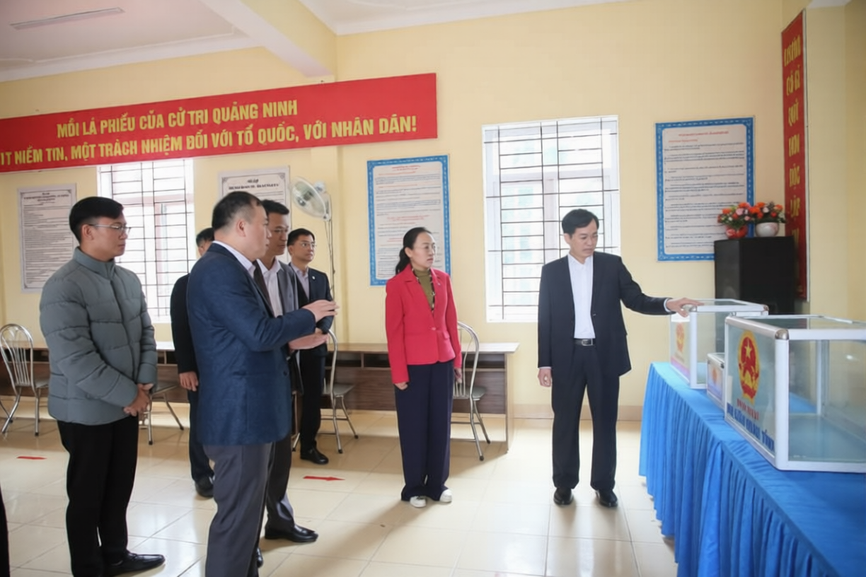 Phó Bí thư Tỉnh uỷ, Chủ tịch Uỷ ban MTTQ Việt Nam tỉnh Vũ Quyết Tiến kiểm tra cơ sở vật chất tại điểm bỏ phiếu Nhà văn hoá khu 4, đặc khu Cô Tô. Ảnh Minh Hà