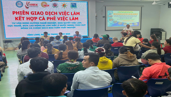 Quang cảnh hoạt động tại Phiên Giao dịch việc làm kết hợp chương trình “Cà phê việc làm” tại Trung tâm Dịch vụ việc làm Vĩnh Long . VLVL