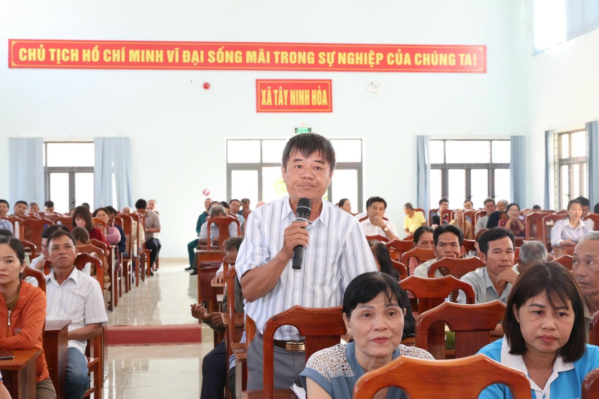 Väljarna i Tay Ninh Hoa kommun uttrycker sina åsikter.