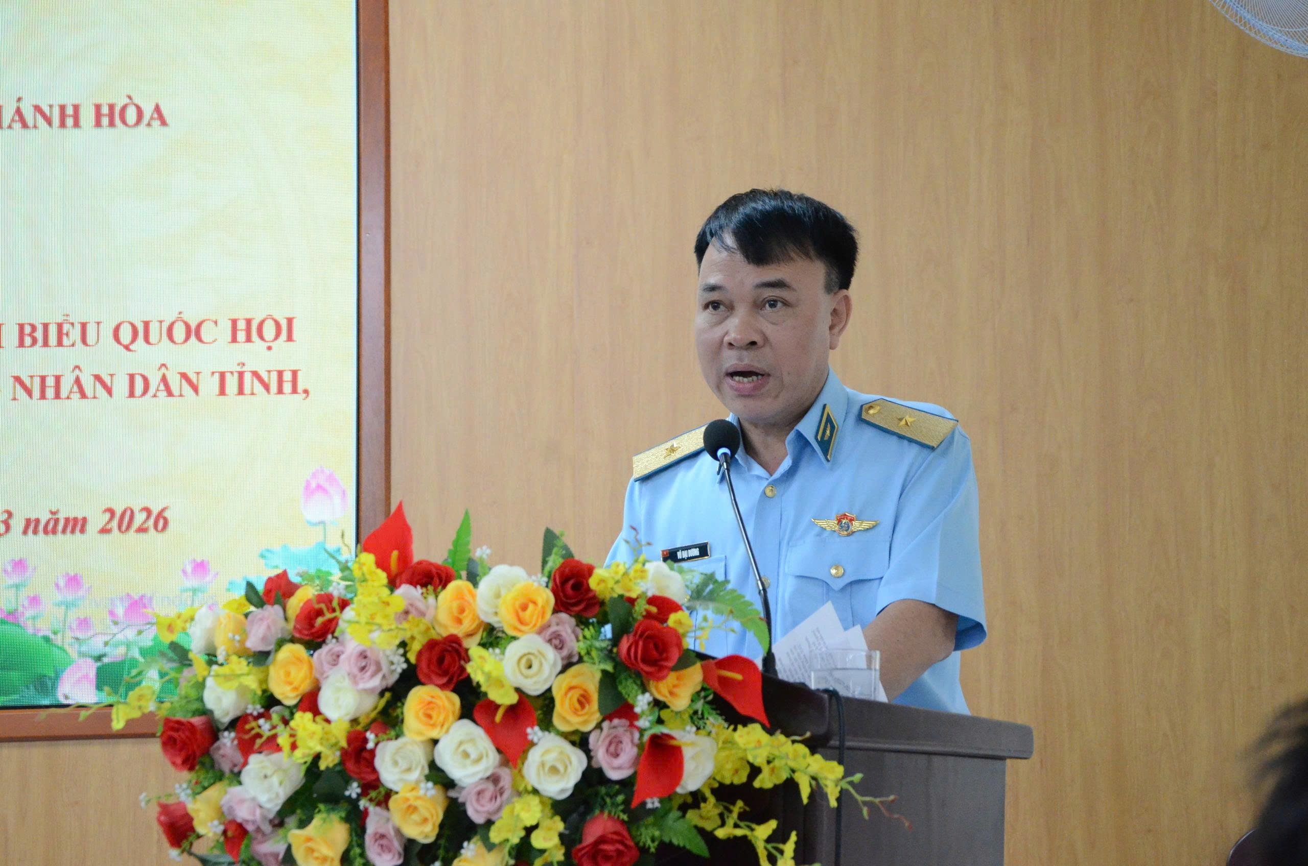 Phó Tư lệnh Quân chủng Phòng không - Không quân, Thiếu tướng Vũ Đại Dương với cử tri