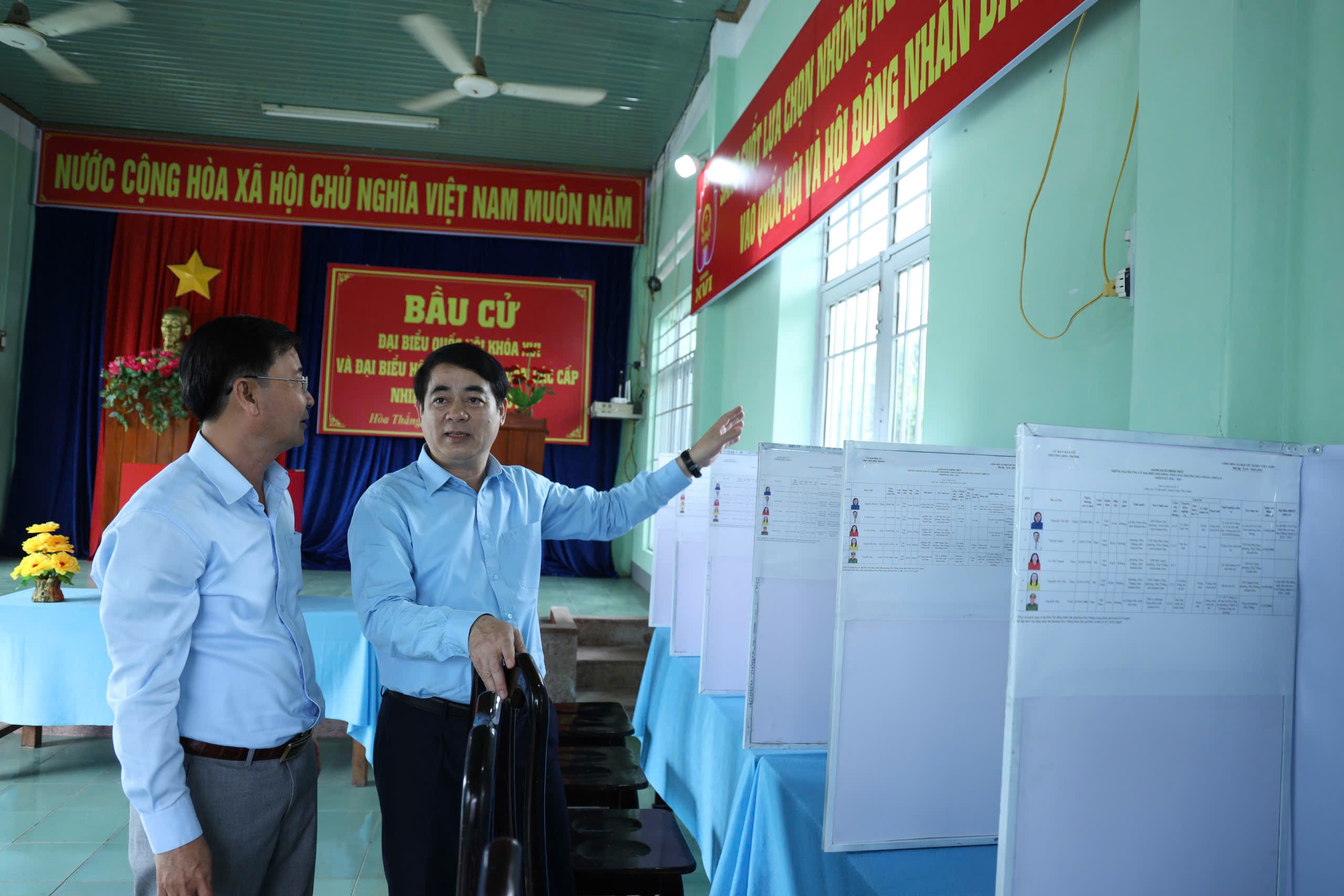 Il segretario provinciale del partito Nghiêm Xuân Thành ispeziona i preparativi elettorali nel quartiere di Hòa Thắng.