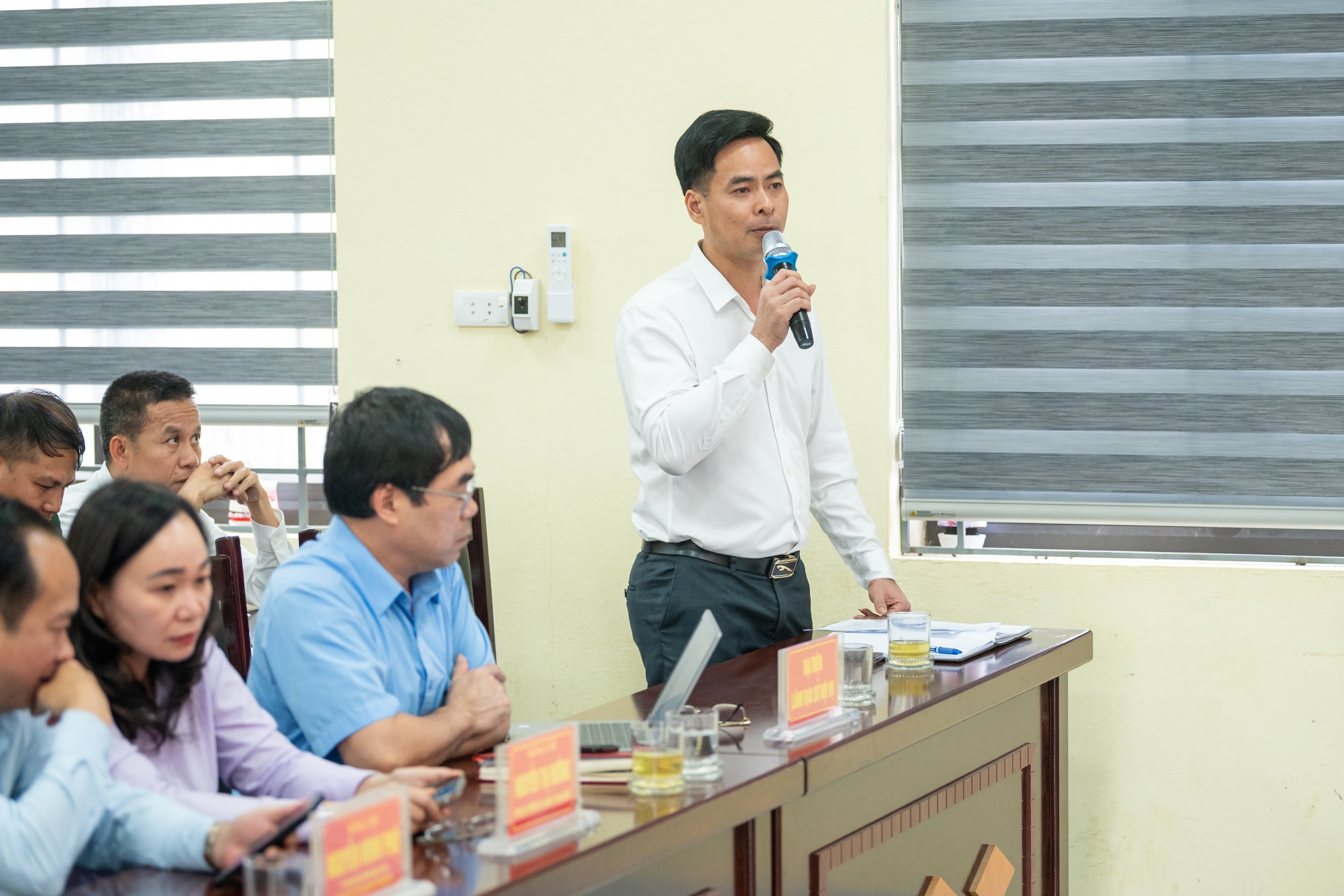 Cử tri nêu ý kiến, đề đạt nguyện vọng với các người ứng cử