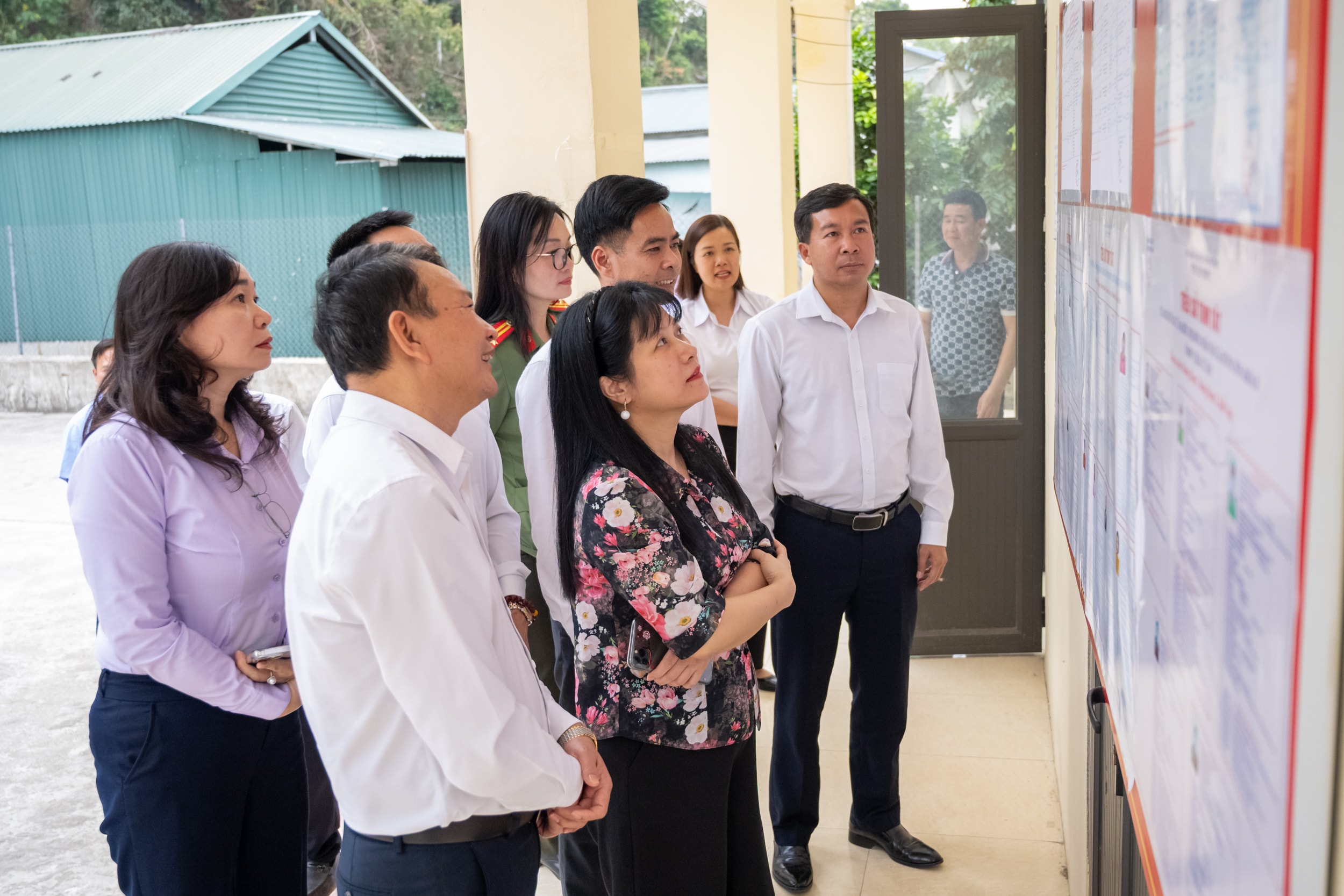 Phó Chủ nhiệm Ủy ban Công tác Đại biểu, Phó Chánh văn phòng TT Văn phòng Bầu cử Quốc gia Tạ Thị Yên cùng các đại biểu kiểm tra thực tế tại Nhà Văn hóa bản Mường Mươn 1, xã Mường Pồn, huyện Điện Biên, tỉnh Điện Biên