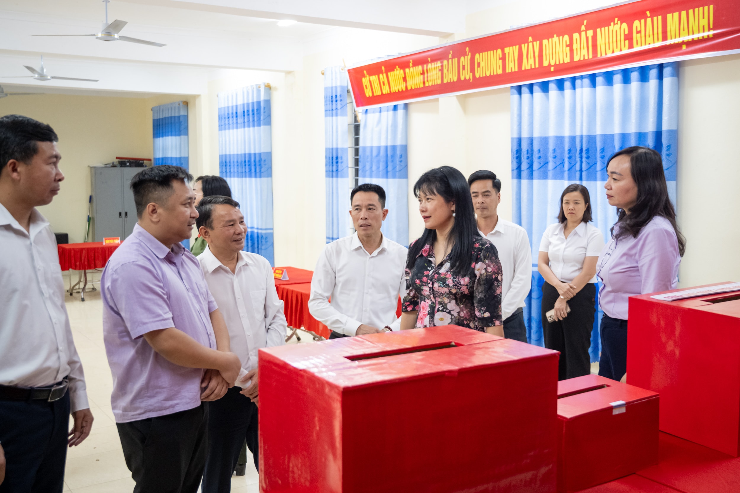 Phó Chủ nhiệm Ủy ban Công tác Đại biểu, Phó Chánh văn phòng TT Văn phòng Bầu cử Quốc gia Tạ Thị Yên cùng các đại biểu kiểm tra thực tế tại Nhà Văn hóa bản Mường Mươn 1, xã Mường Pồn, huyện Điện Biên, tỉnh Điện Biên