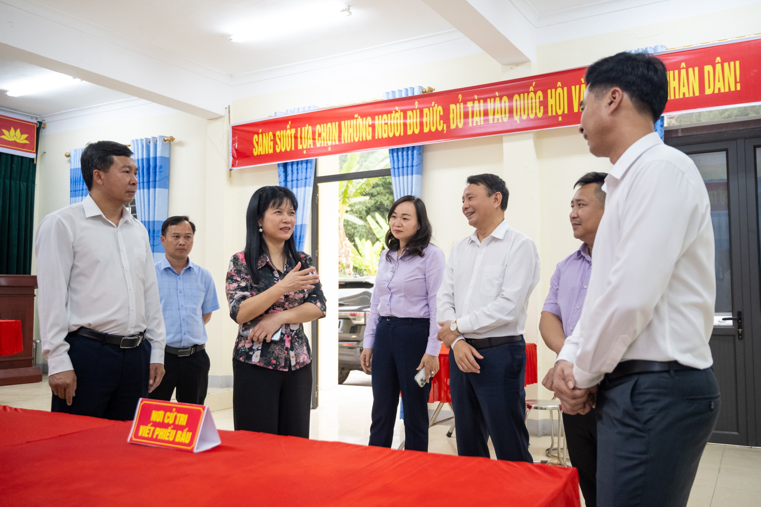 Phó Chủ nhiệm Ủy ban Công tác Đại biểu, Phó Chánh văn phòng TT Văn phòng Bầu cử Quốc gia Tạ Thị Yên cùng các đại biểu kiểm tra thực tế tại Nhà Văn hóa bản Mường Mươn 1, xã Mường Pồn, huyện Điện Biên, tỉnh Điện Biên