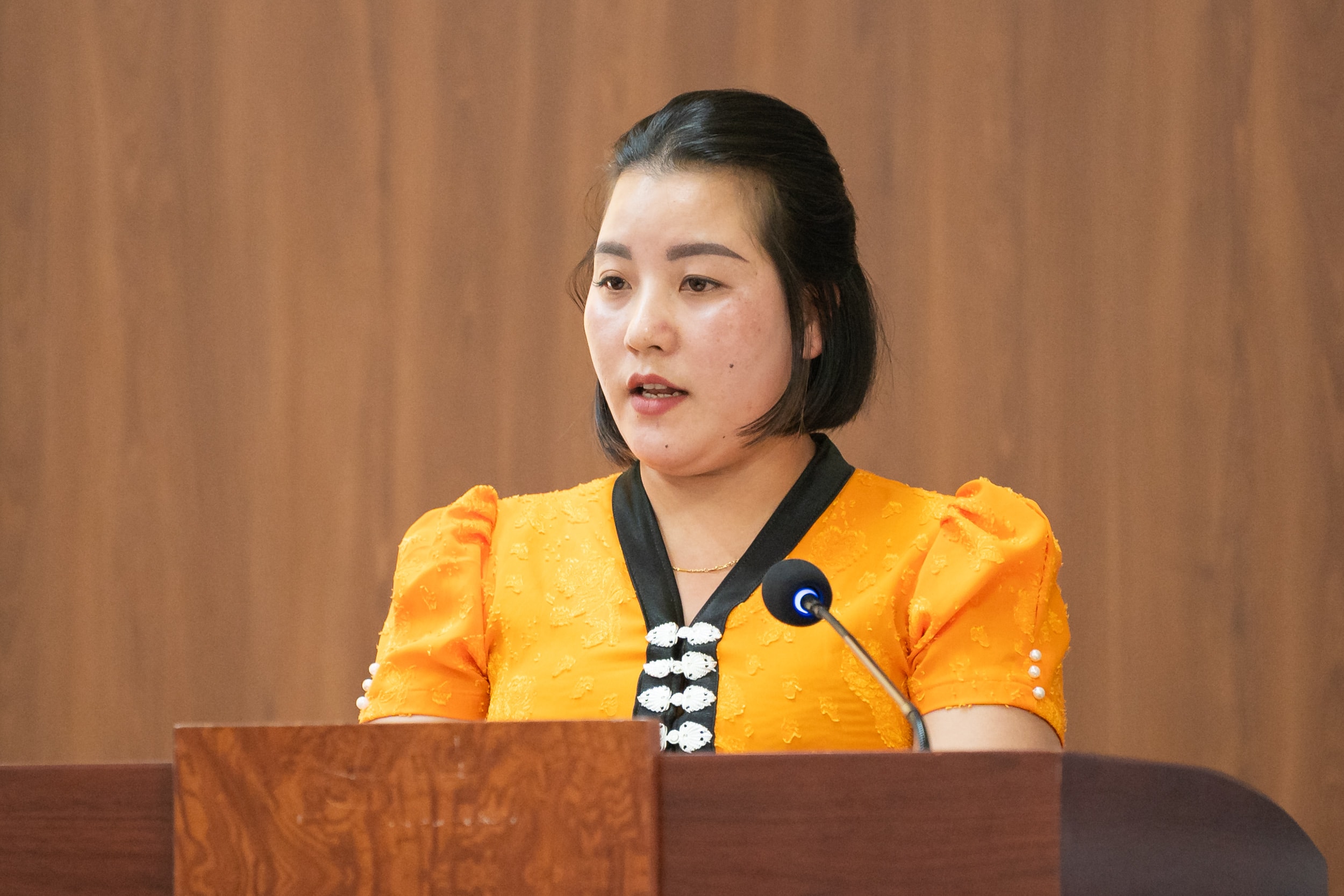 Ứng cử viên Hù Thị Duy báo cáo với cử tri về chương trình hành động của mình nếu được bầu làm đại biểu Quốc hội khóa XVI, nhiệm kỳ 2026 - 2031