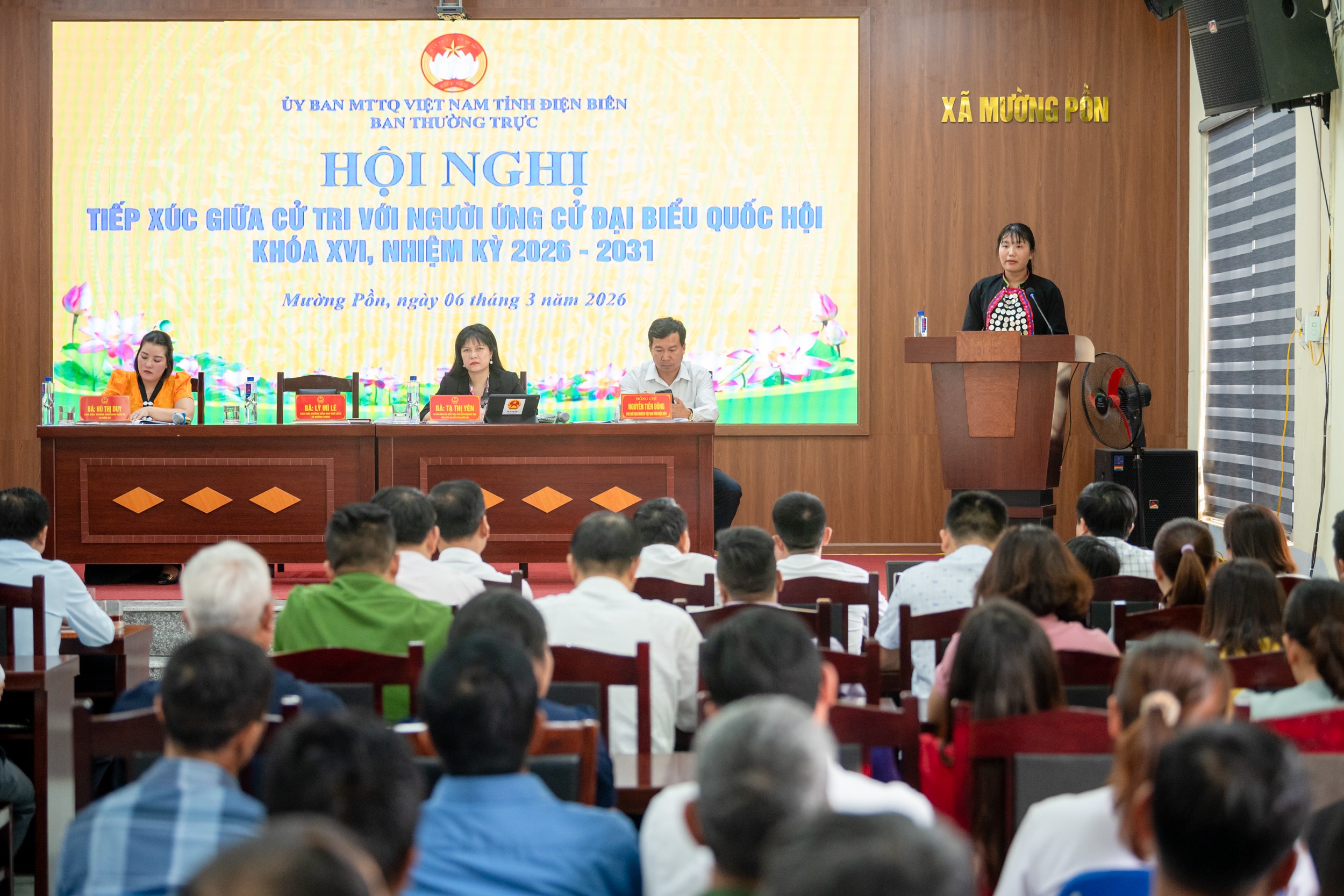 Ứng cử viên Lỳ Mì Lé báo cáo với cử tri về chương trình hành động của mình nếu được bầu làm đại biểu Quốc hội khóa XVI, nhiệm kỳ 2026 - 2031