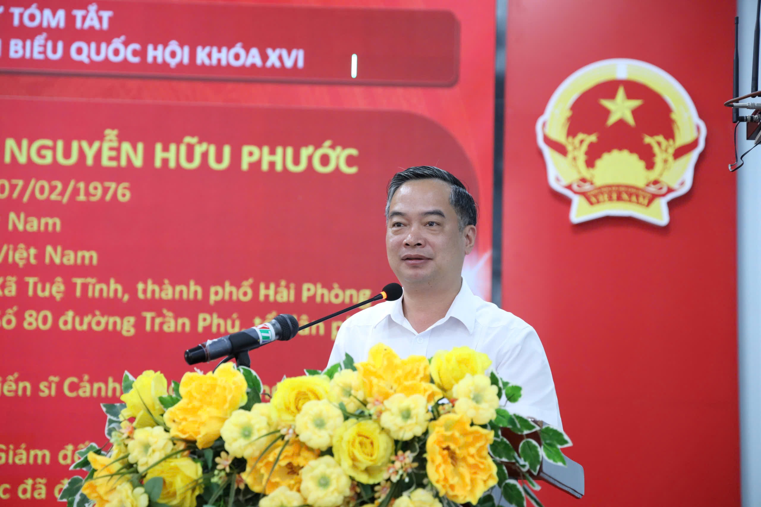 Nguyen Huu Phuoc, segretario del Comitato del Partito e direttore della polizia provinciale di Khanh Hoa, ha presentato il piano d'azione durante la conferenza.