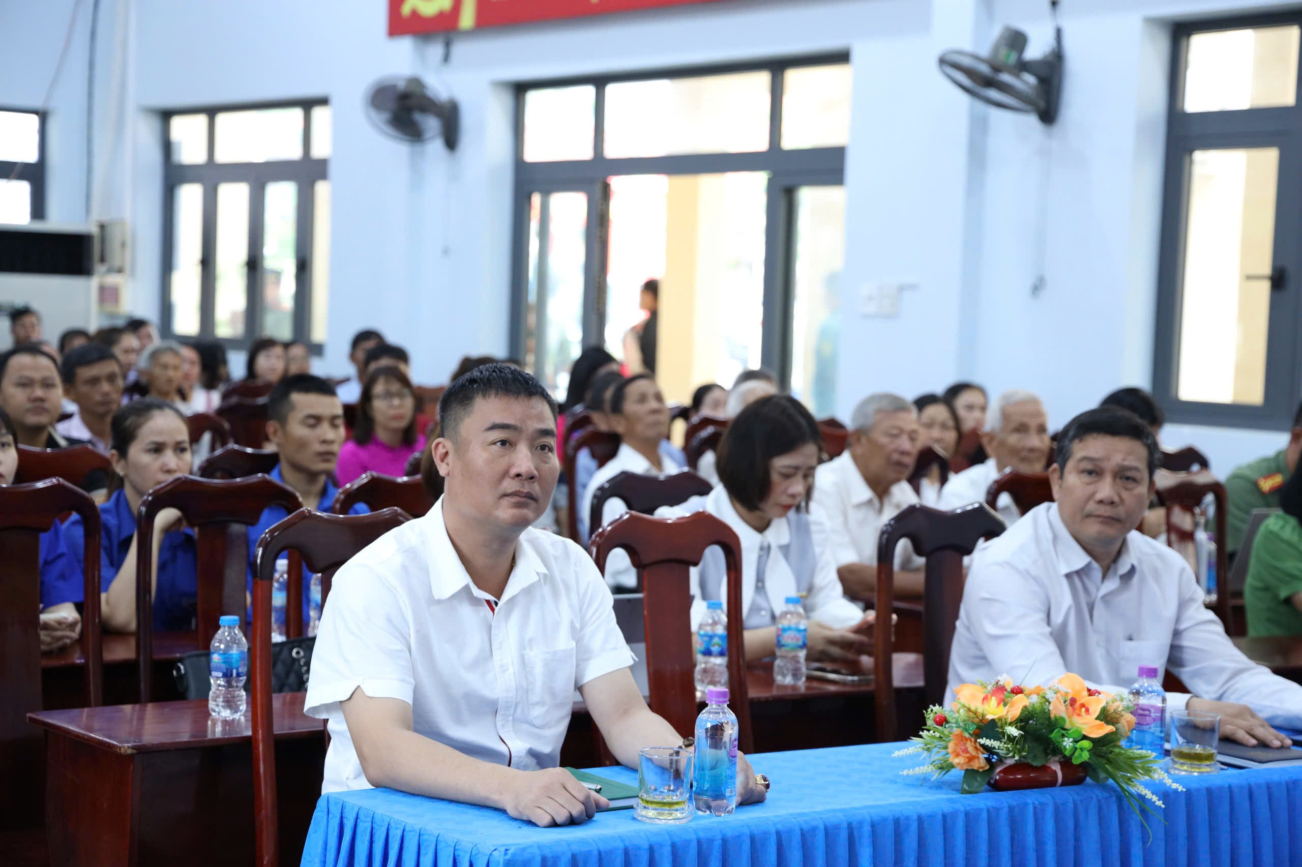 Gli elettori del comune di Nam Ninh Hoa partecipano a un incontro con i propri elettori.
