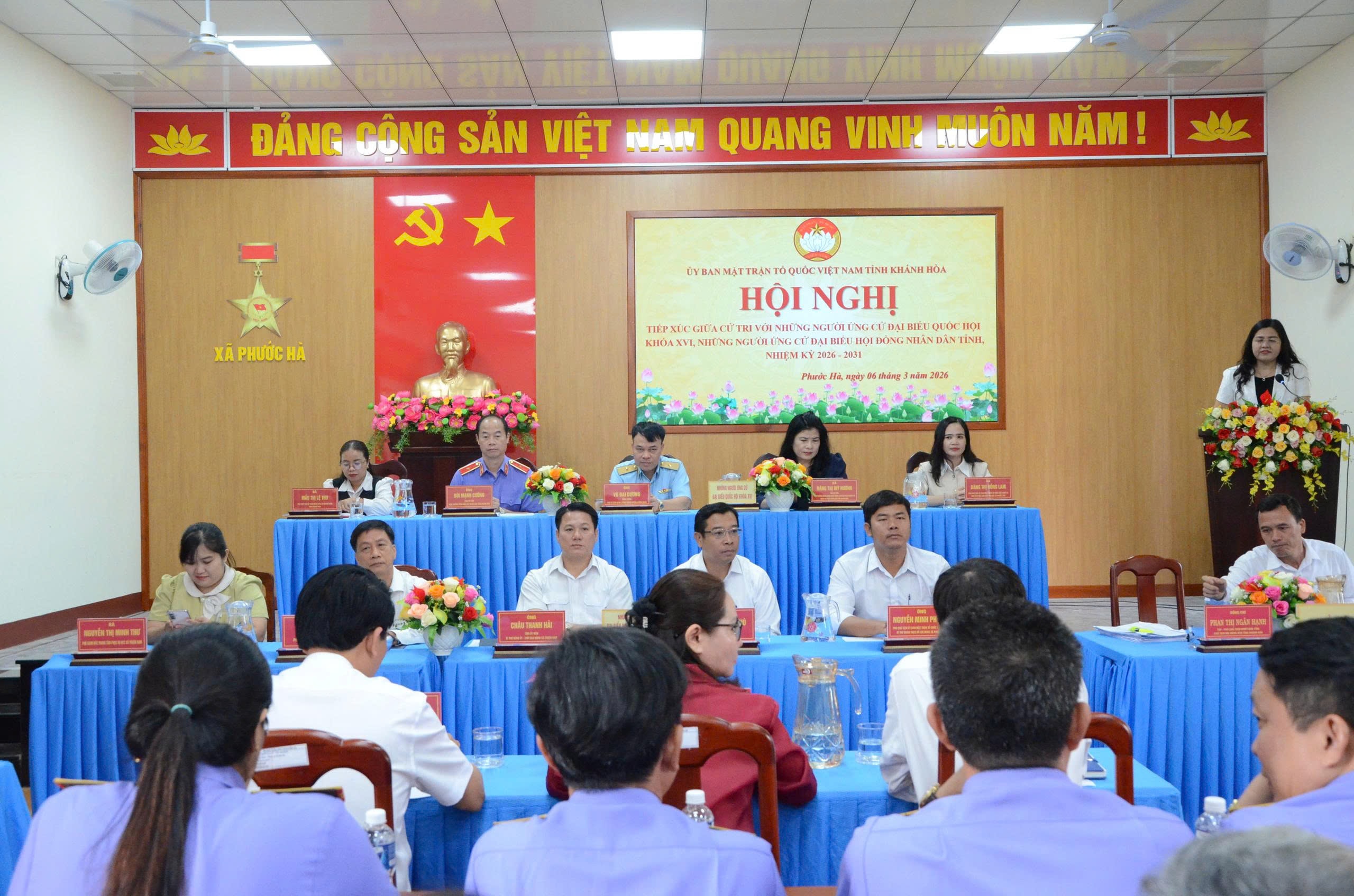 Những người ứng cử ĐBQH Khóa XVI tham dự hội ng
