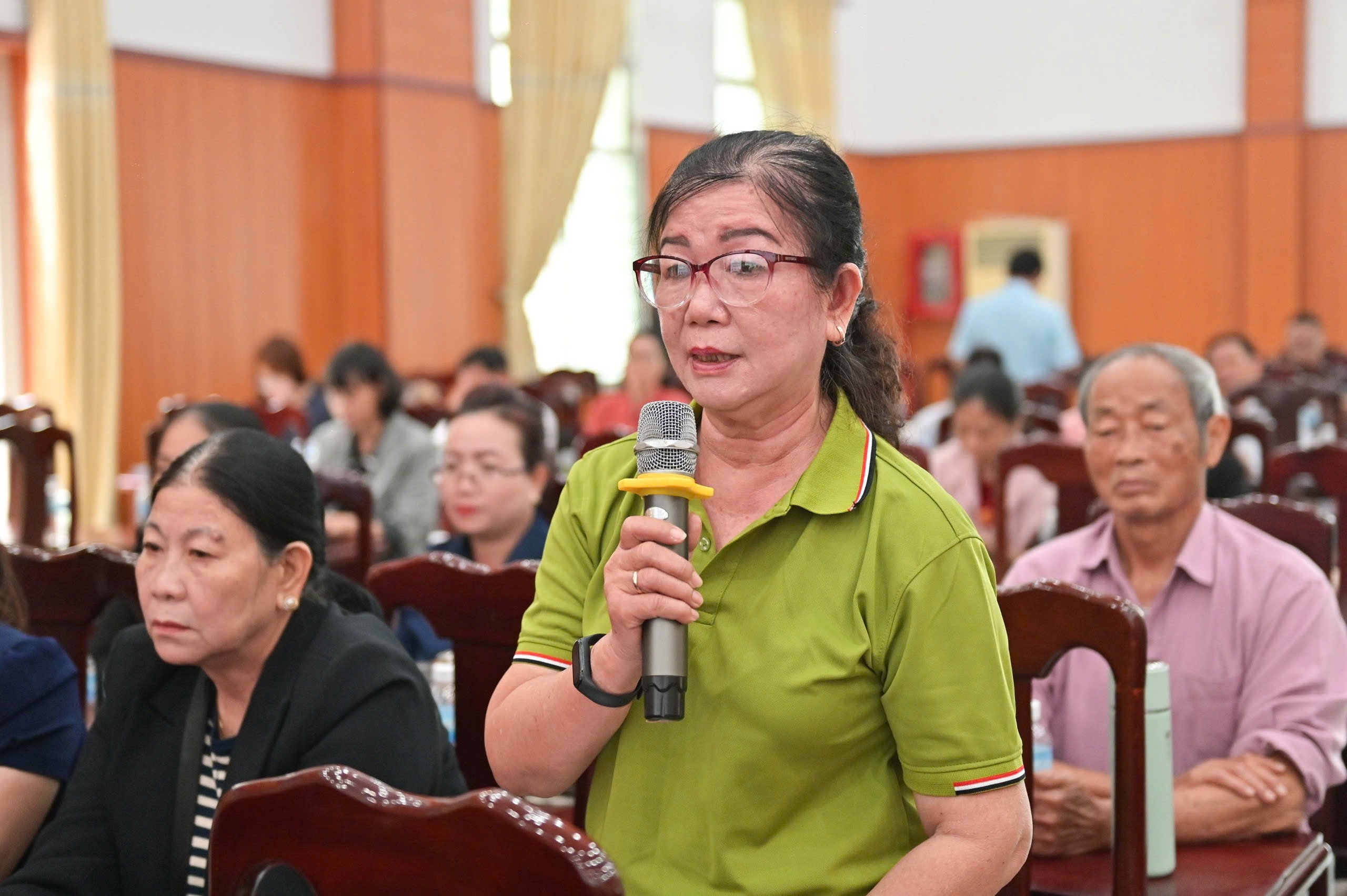 Cử tri Lê Thị Kim Hương phường Cam Ranh phát biểu ý kiến