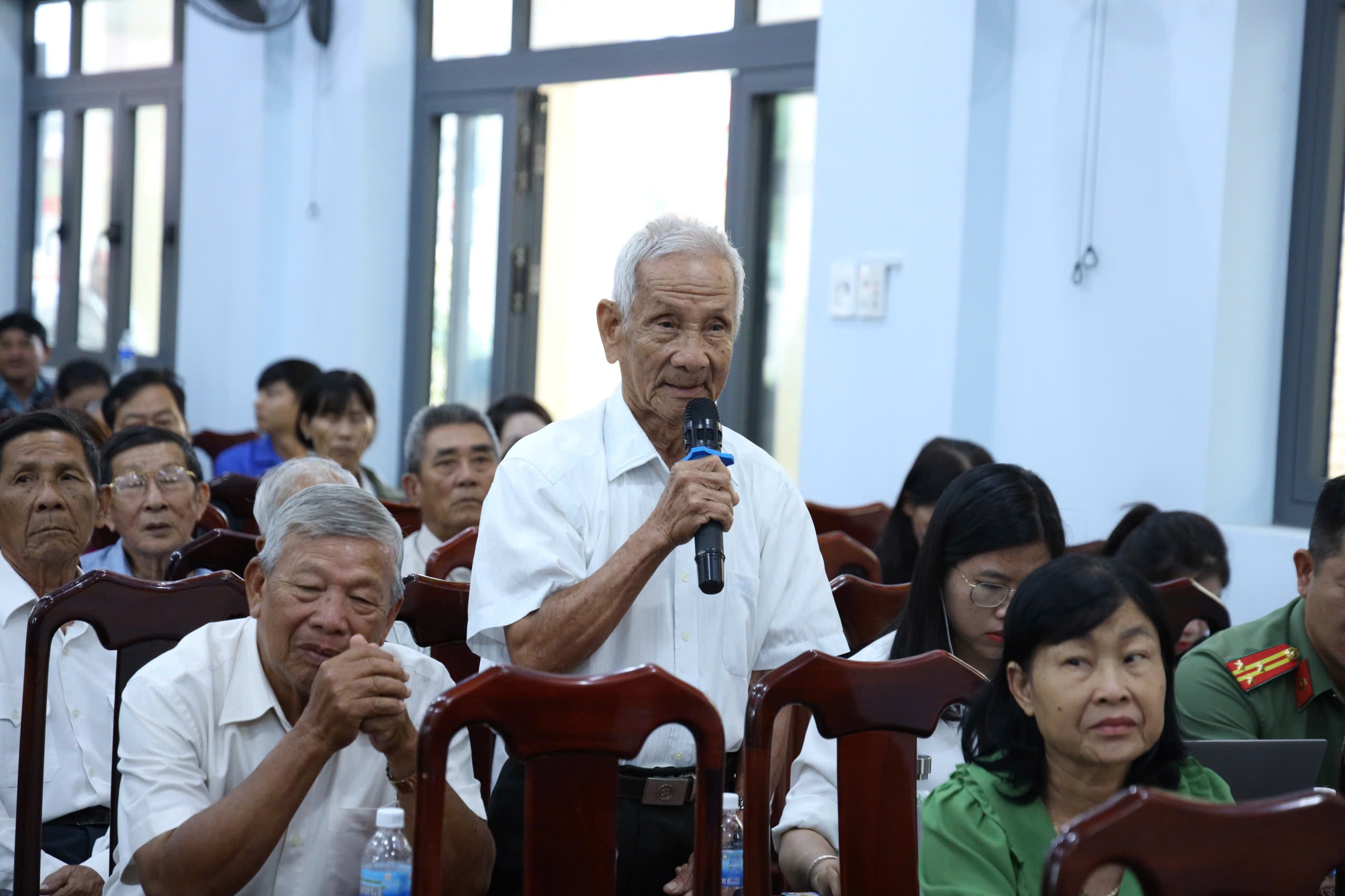 Gli elettori del comune di Nam Ninh Hoa esprimono le loro opinioni.