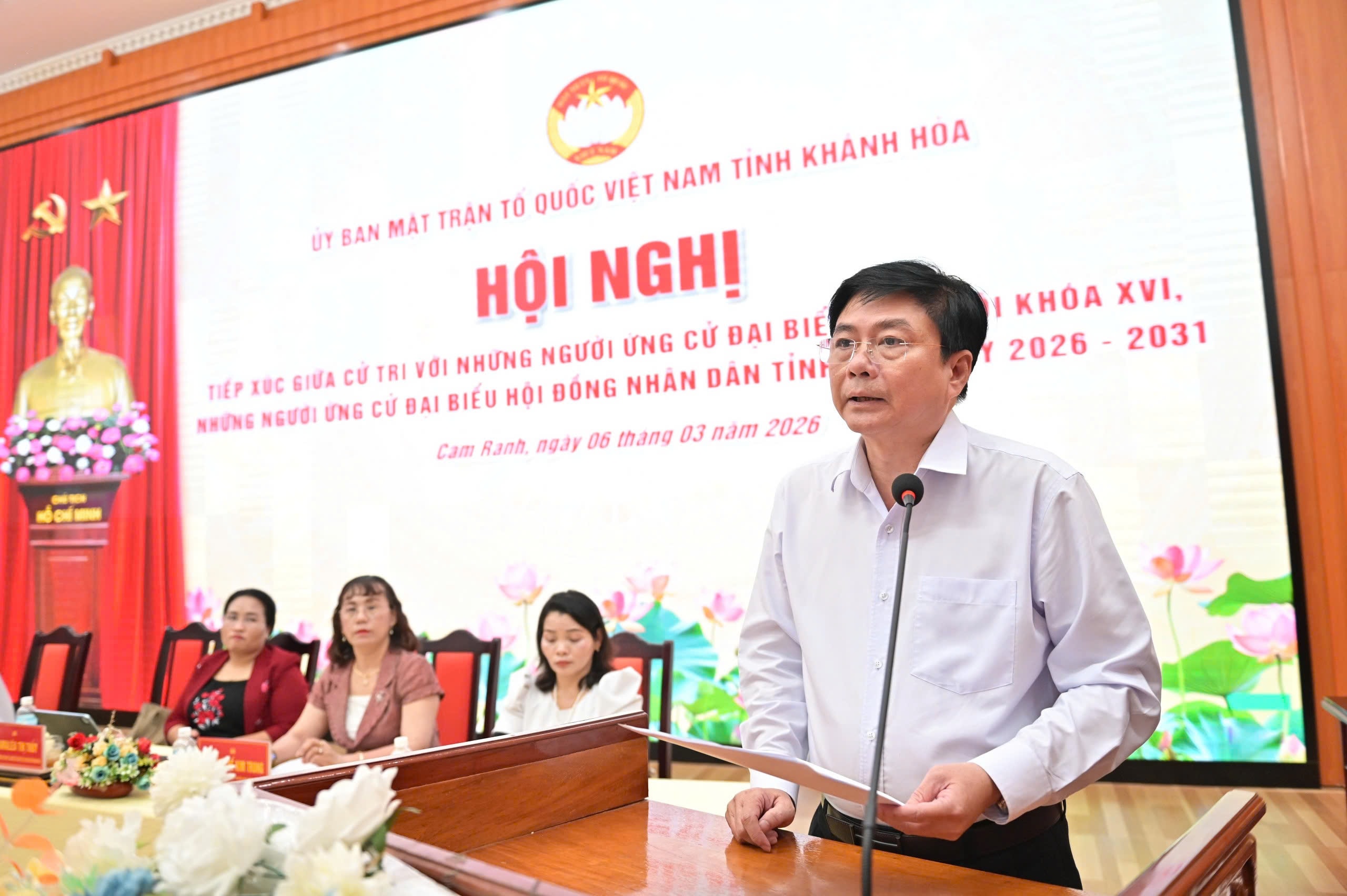 Phó Chủ tịch Thường trực HĐND tỉnh Lữ Thanh Hải trả lời các ý kiến của cử tri tại hội nghị