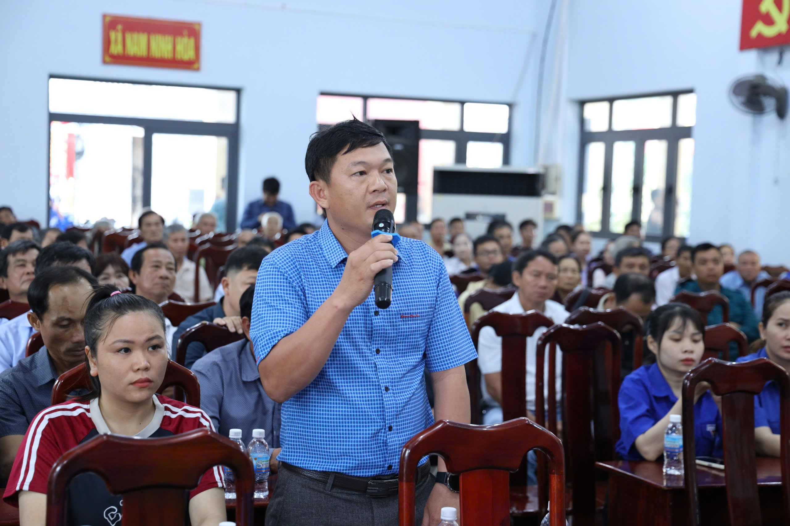 Gli elettori del comune di Nam Ninh Hoa esprimono le loro opinioni.